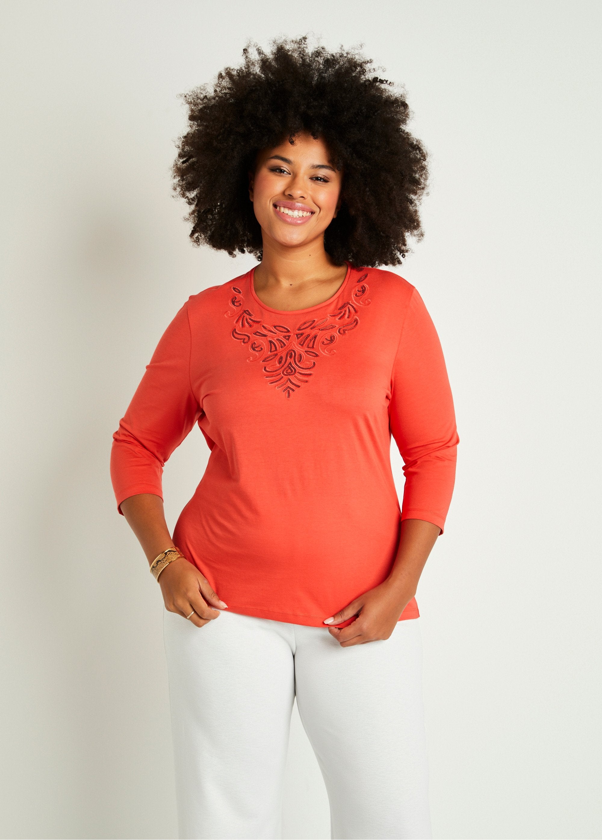 3/4_mouw_geborduurd_kort_T-shirt_ORANJE_FA1_curvy