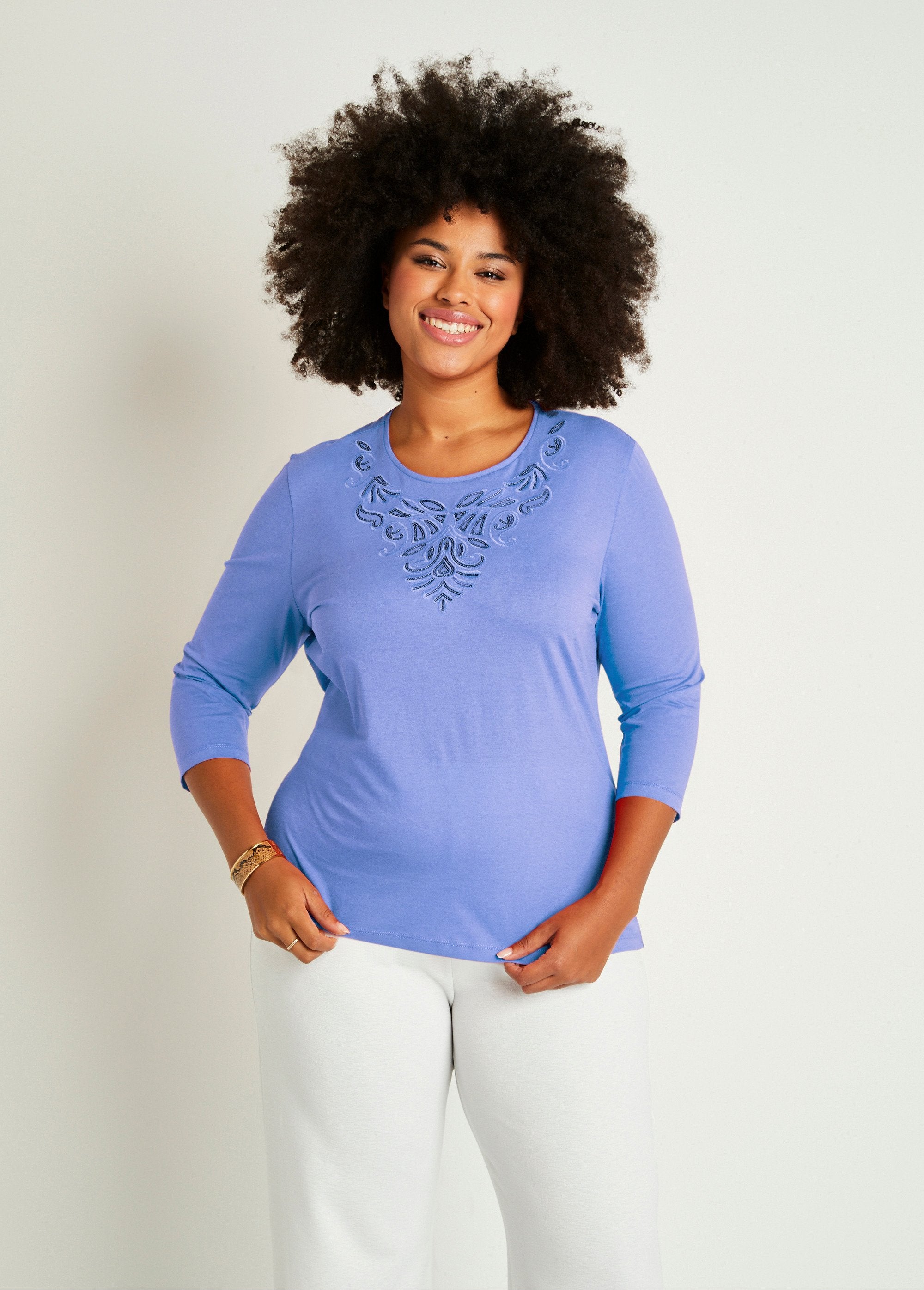 3/4_mouw_geborduurd_kort_T-shirt_BLAUW_FA1_curvy