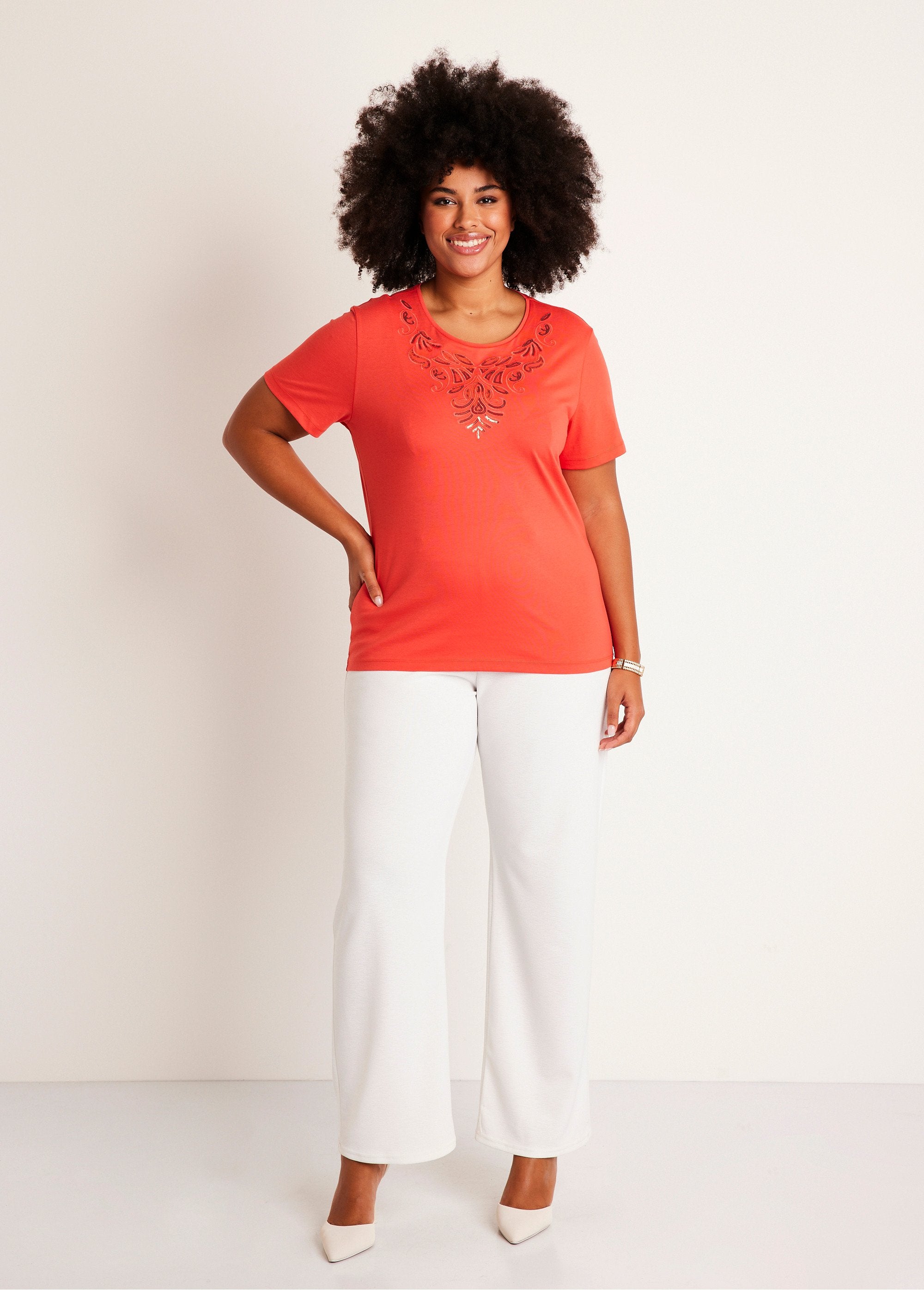 T-shirt_met_korte_mouwen_en_borduursel_ORANJE_SF1_curvy