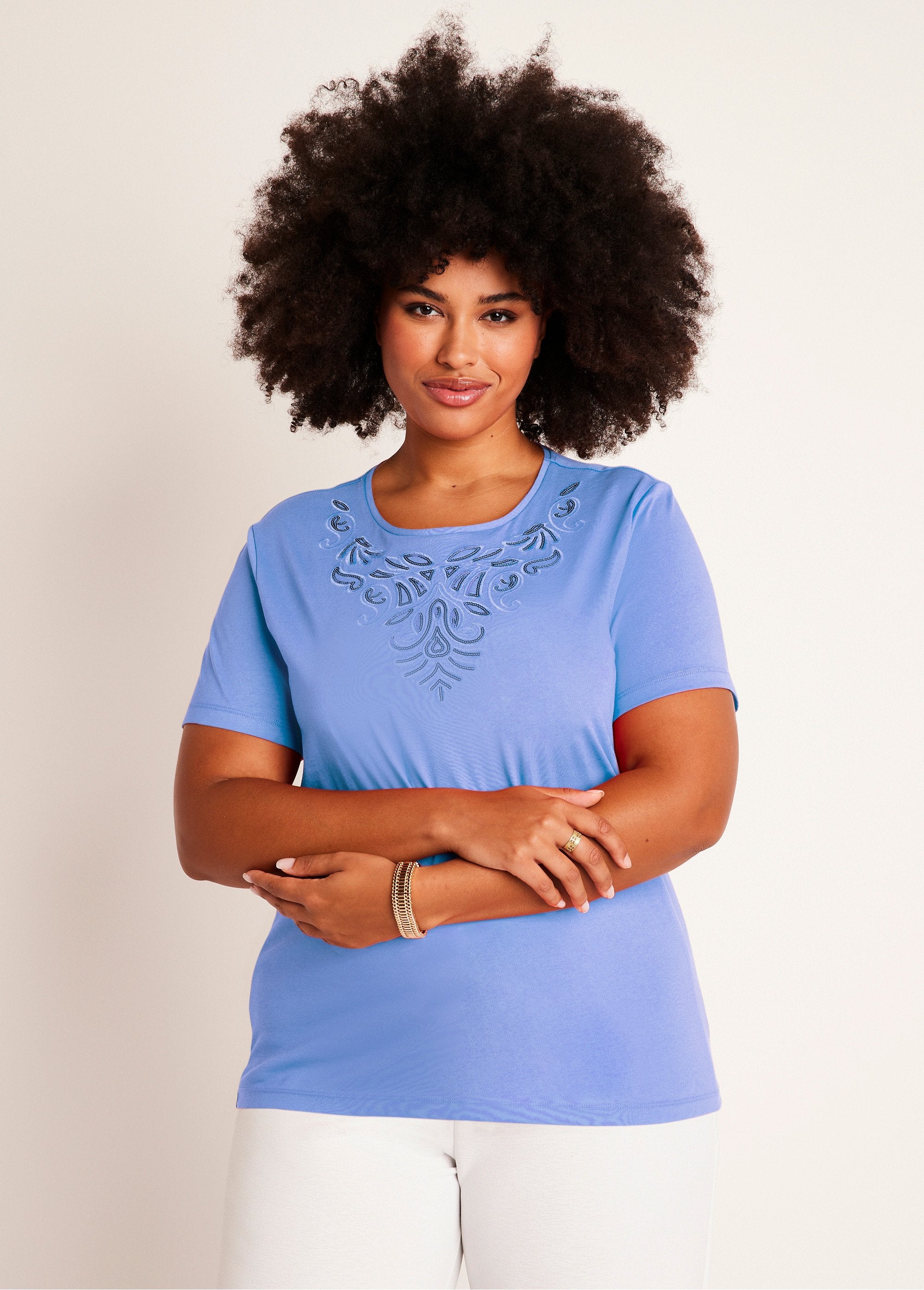 T-shirt_met_korte_mouwen_en_borduursel_BLAUW_FA1_curvy