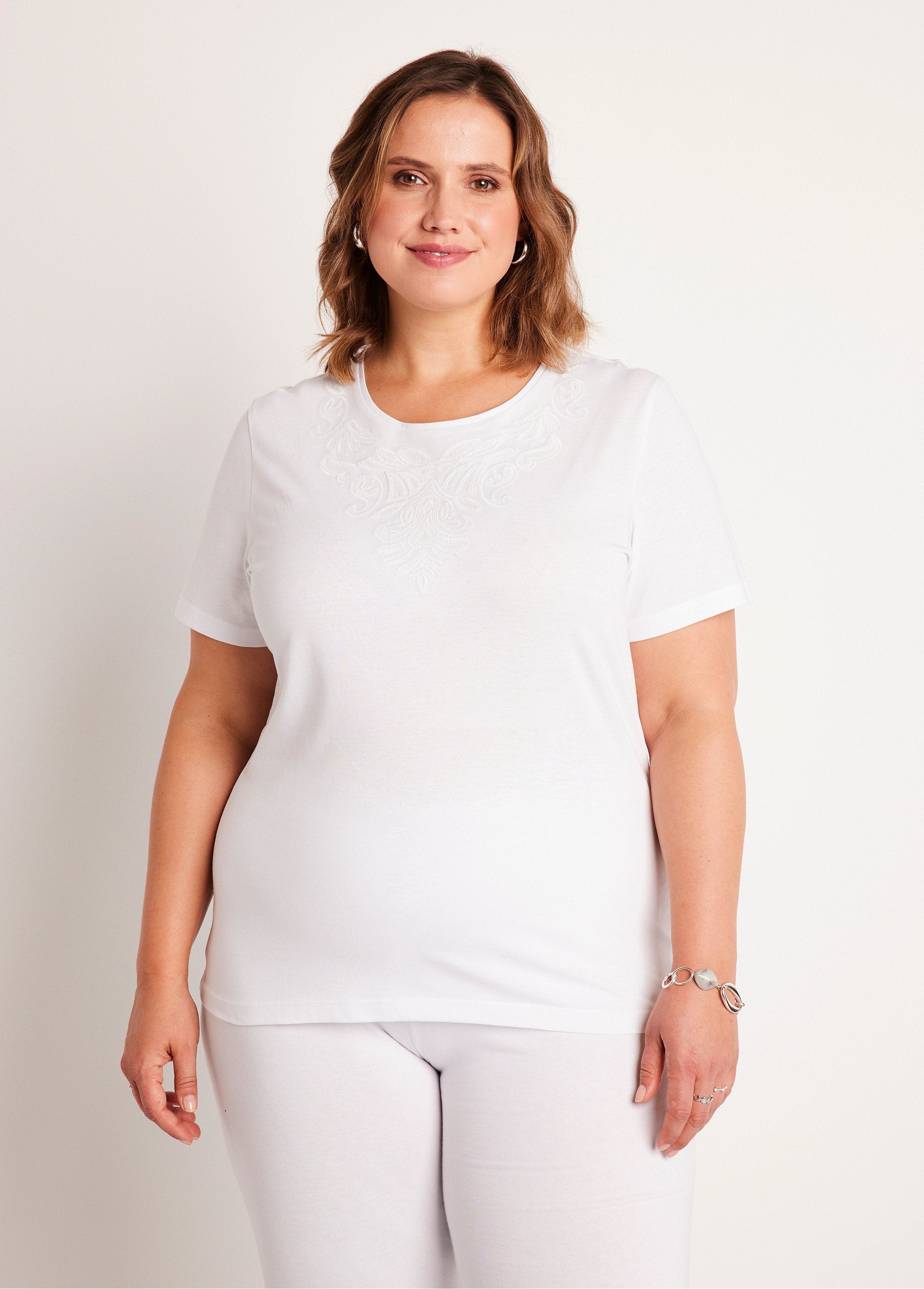 T-shirt_met_korte_mouwen_en_borduursel_WIT_FA1_curvy