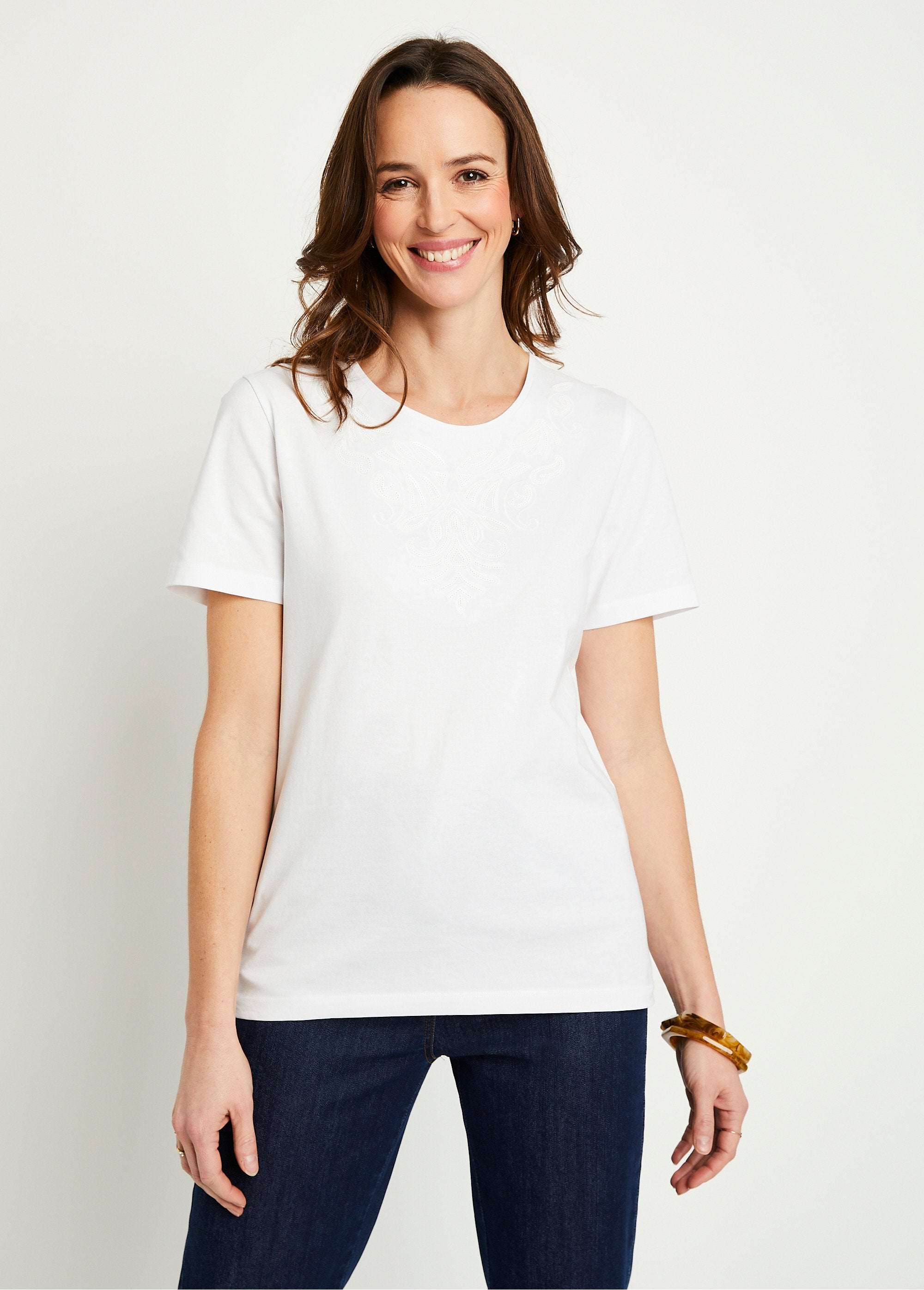 T-shirt_met_korte_mouwen_en_borduursel_WIT_FA1_slim