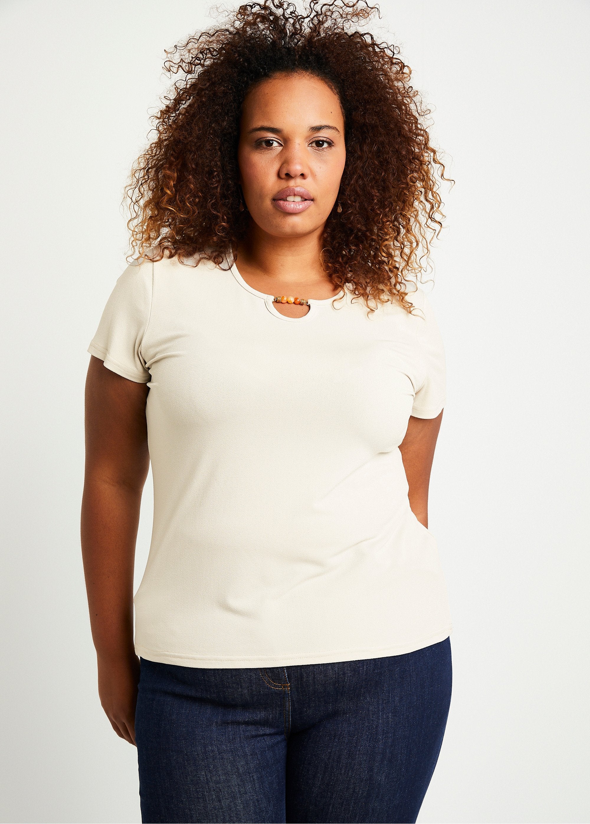 Juwelen_T-shirt_met_ronde_hals_Effen_beige_FA1_curvy