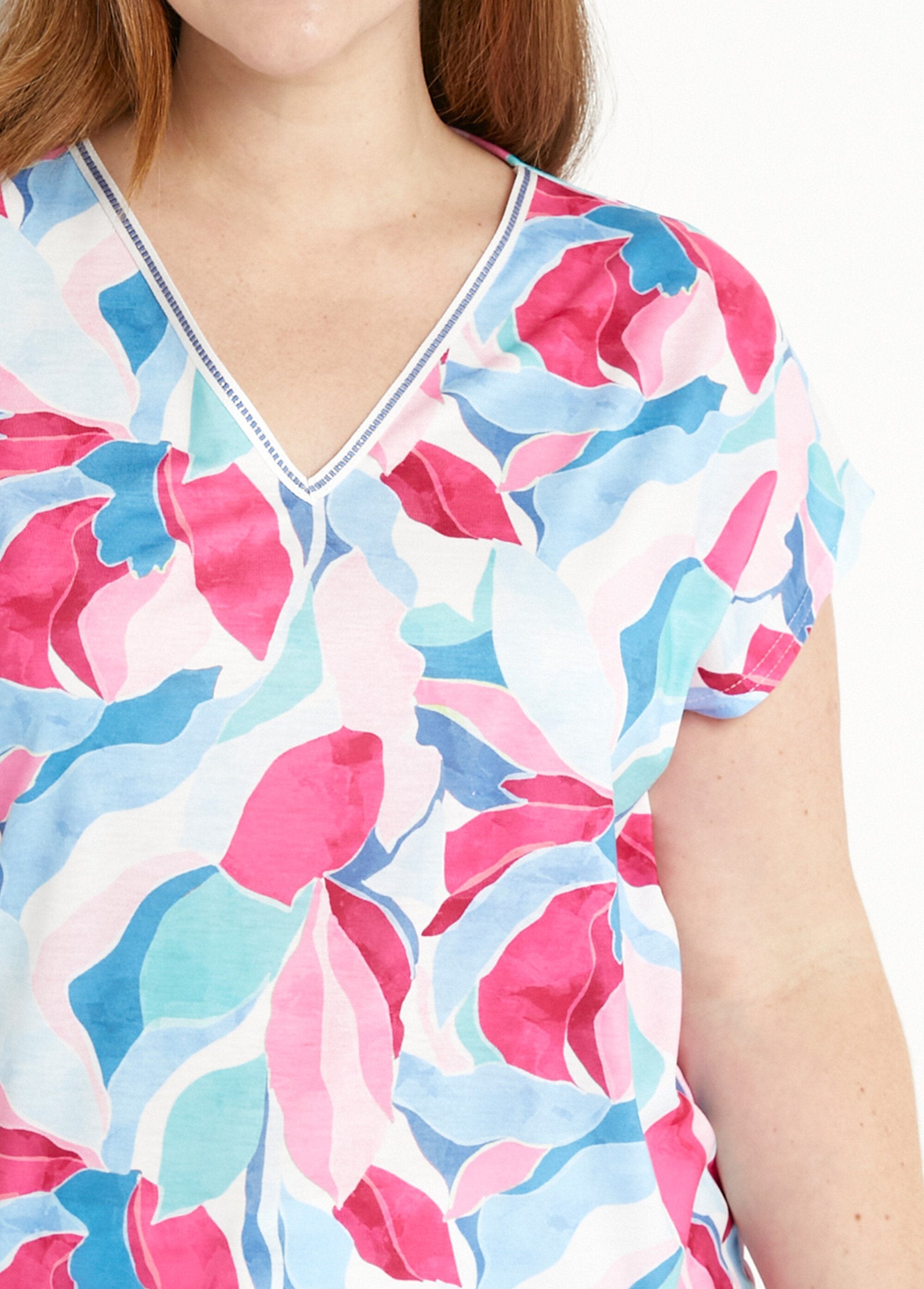 T-shirt_met_glanzende_opdruk_en_V-hals_Bleu_et_rose_DE1_curvy