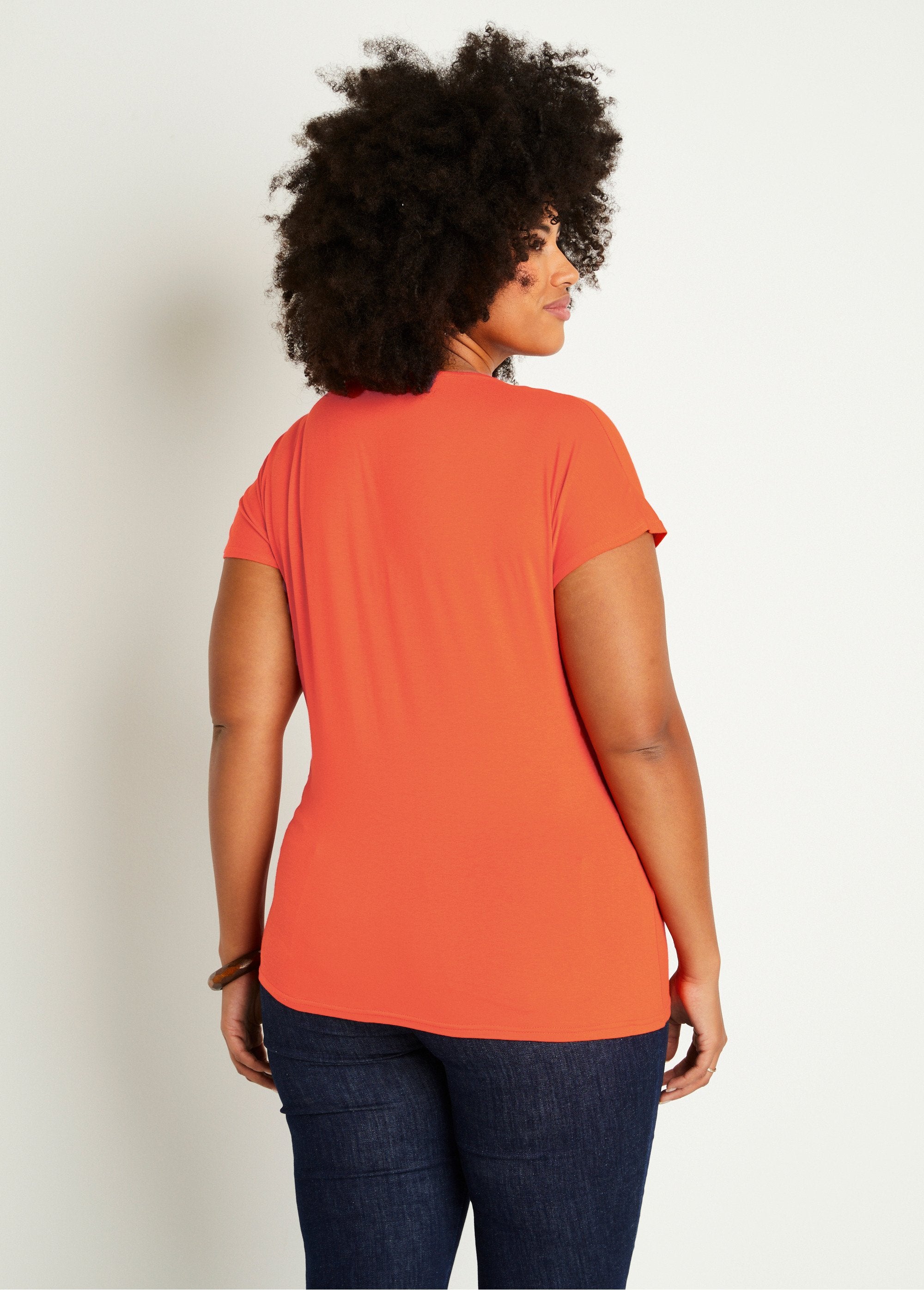 Kort_T-shirt_van_stretchkant_ORANJE_DO1_curvy