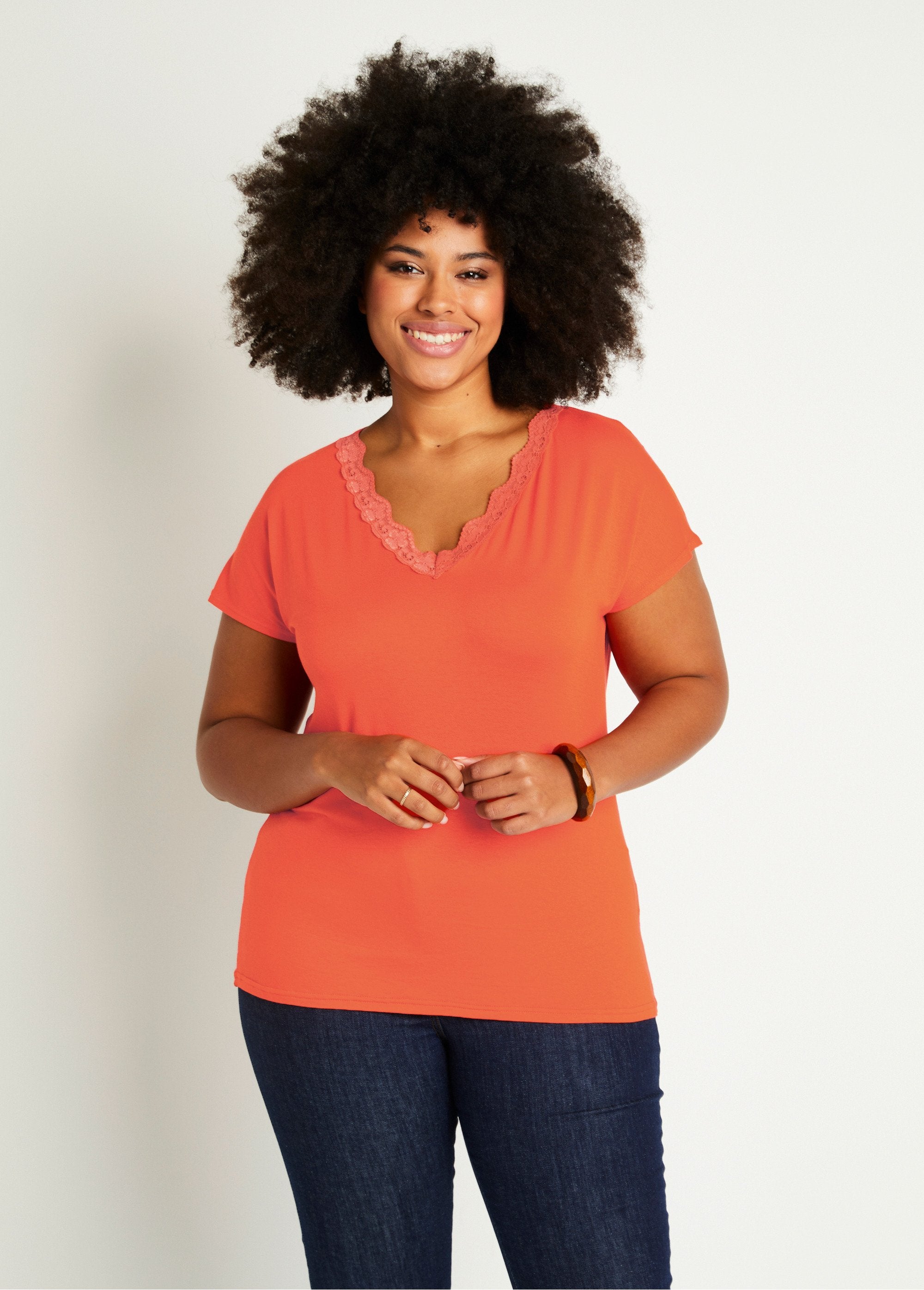 Kort_T-shirt_van_stretchkant_ORANJE_FA1_curvy