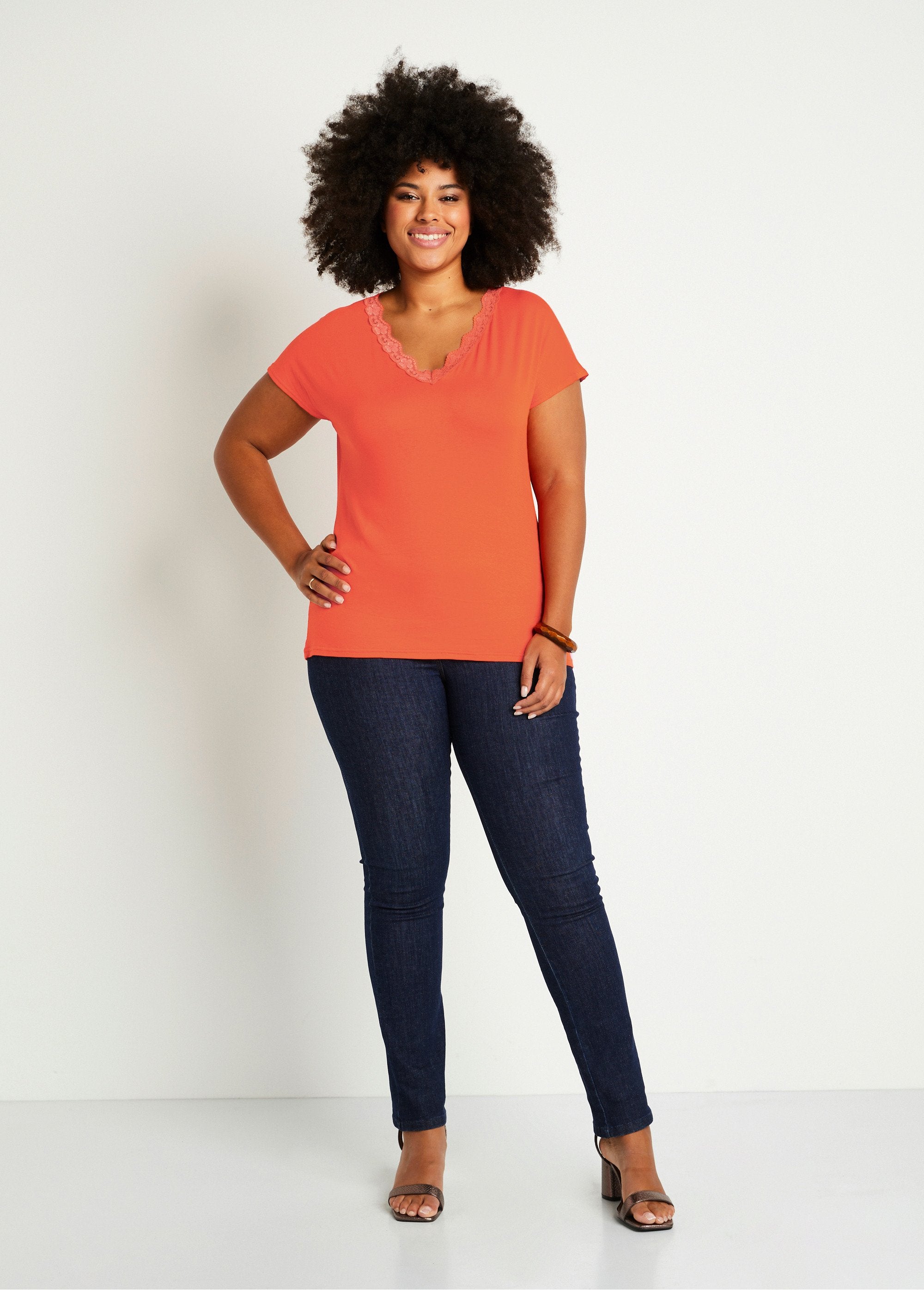 Kort_T-shirt_van_stretchkant_ORANJE_SF1_curvy