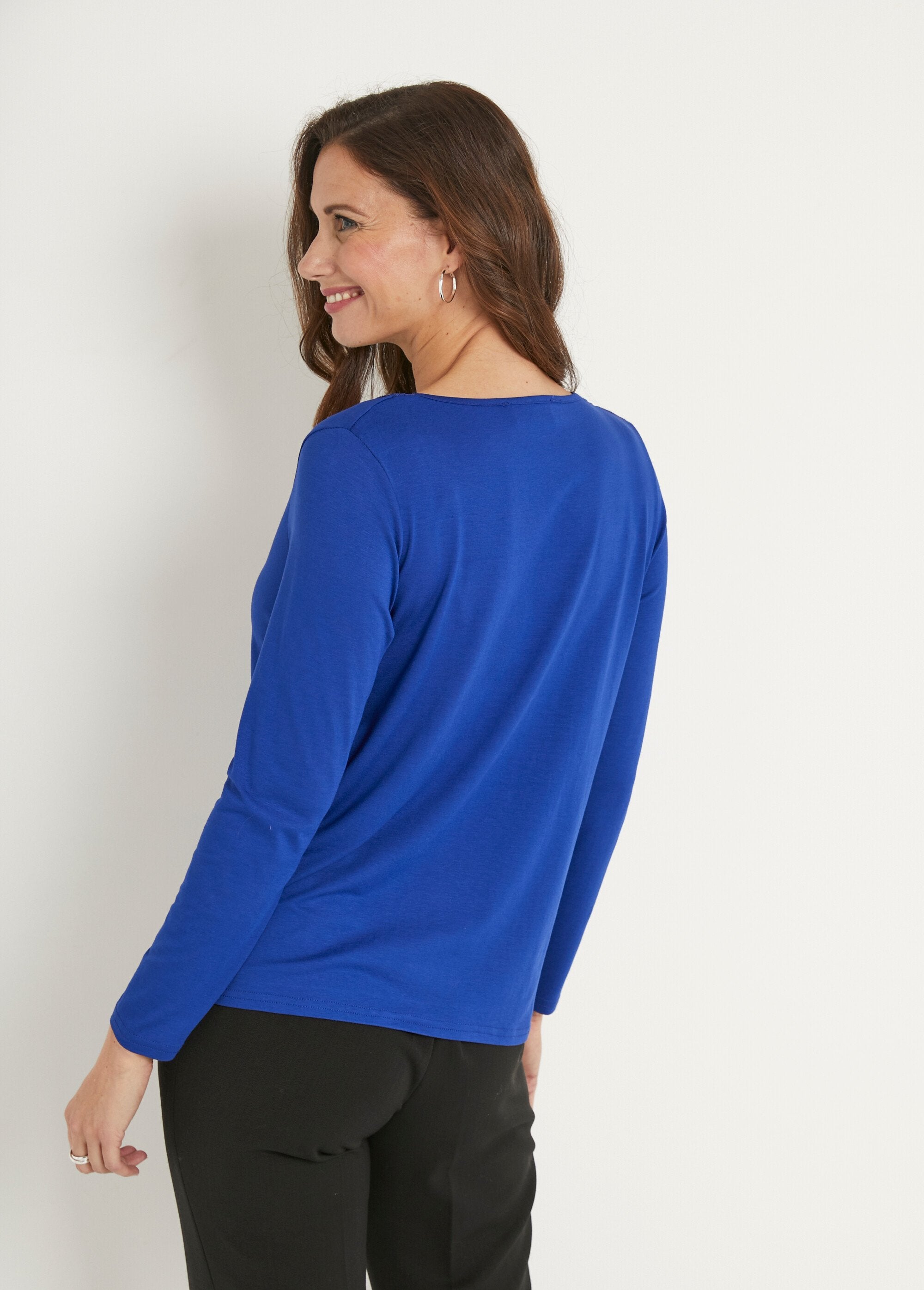 Kort_T-shirt_met_kanten_V-hals,_lange_mouwen_Hard_blauw_DO1_slim