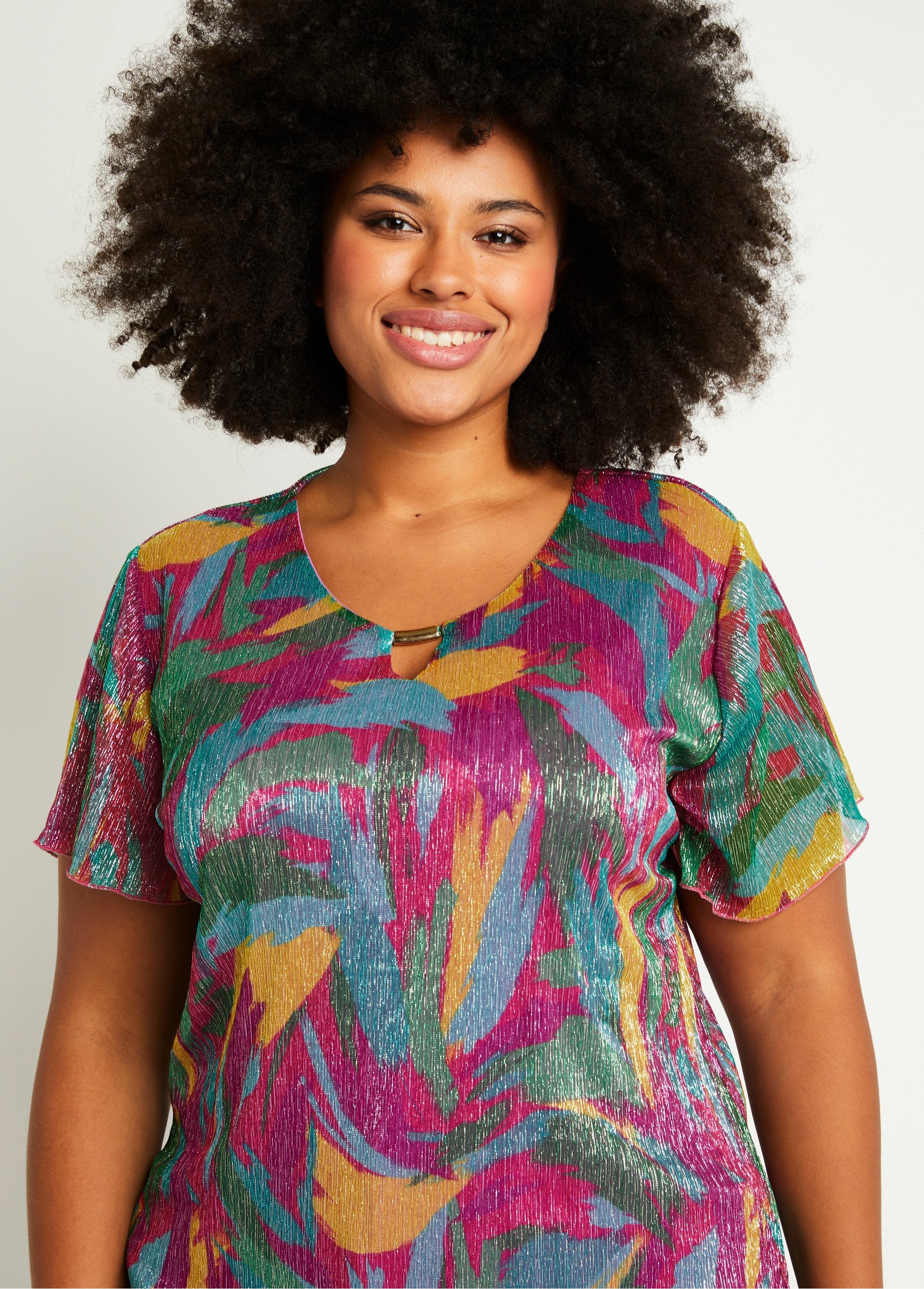 Kort_T-shirt_met_glanzende_opdruk_Fuchsia_en_groen_DE1_curvy