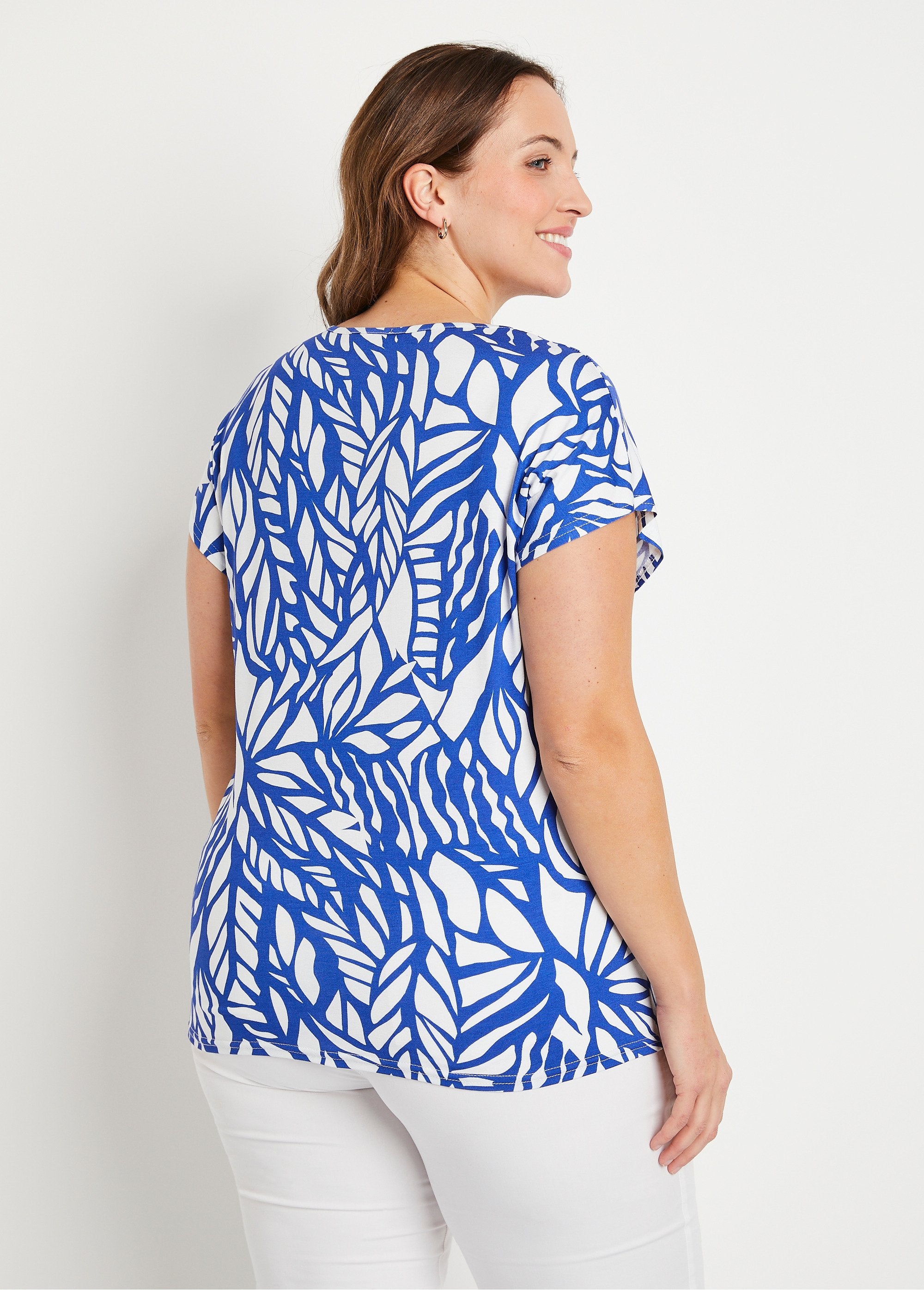 Kort_grafisch_T-shirt_Blauw_en_wit_DO1_curvy