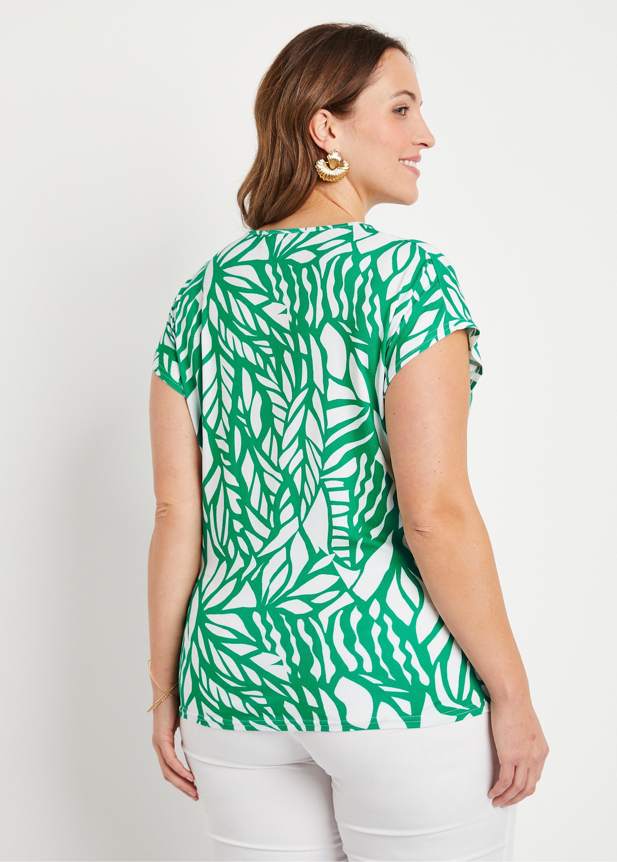 Kort_grafisch_T-shirt_Groen_en_wit_DO1_curvy