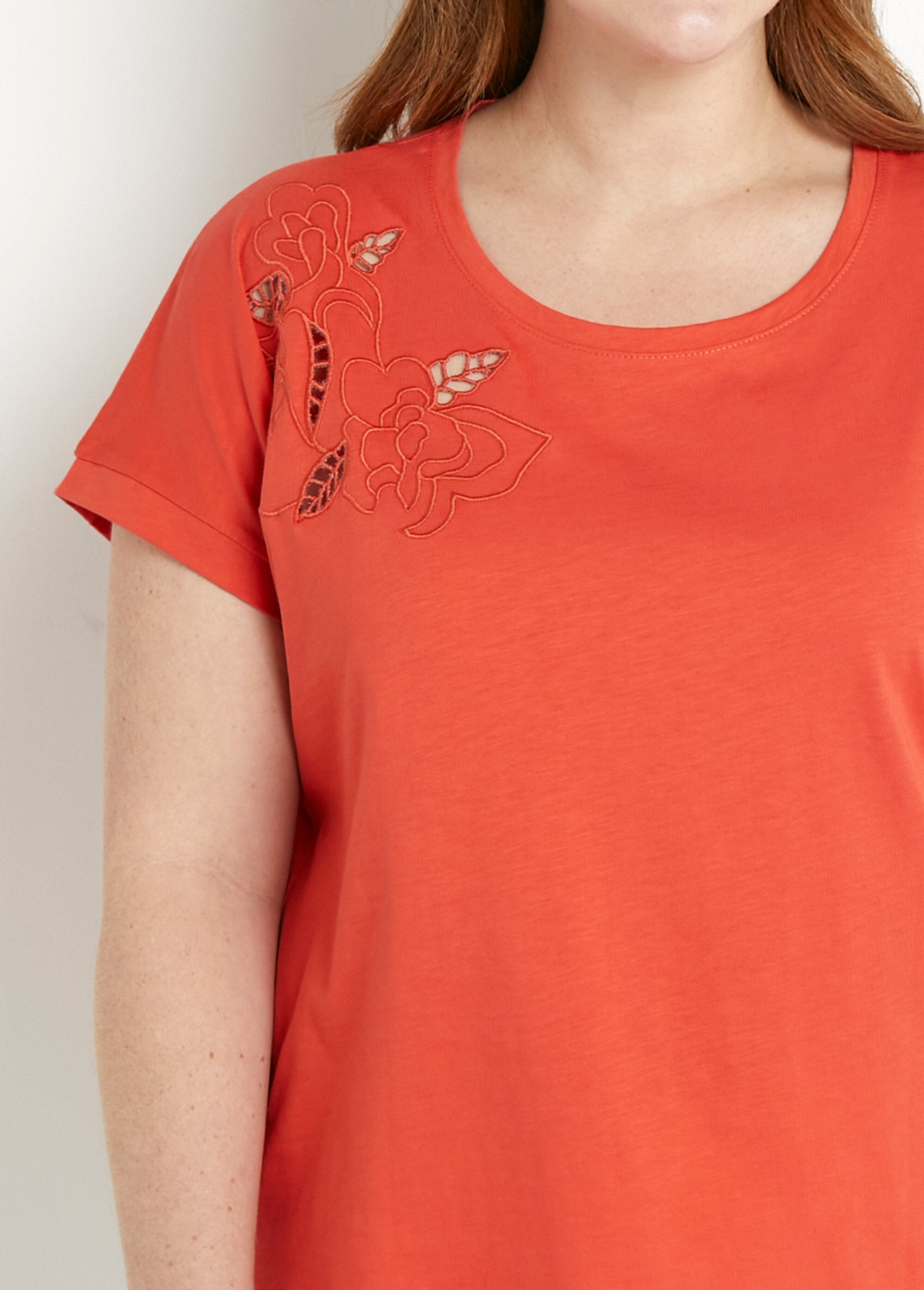 Effen_geborduurd_opengewerkt_T-shirt_met_korte_mouwen_Capucine_DE1_curvy