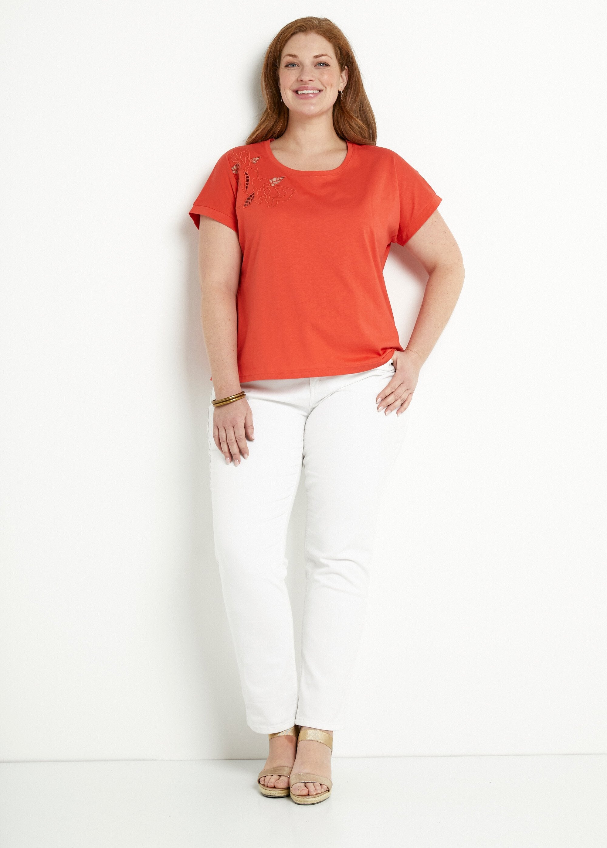 Effen_geborduurd_opengewerkt_T-shirt_met_korte_mouwen_Capucine_SF1_curvy