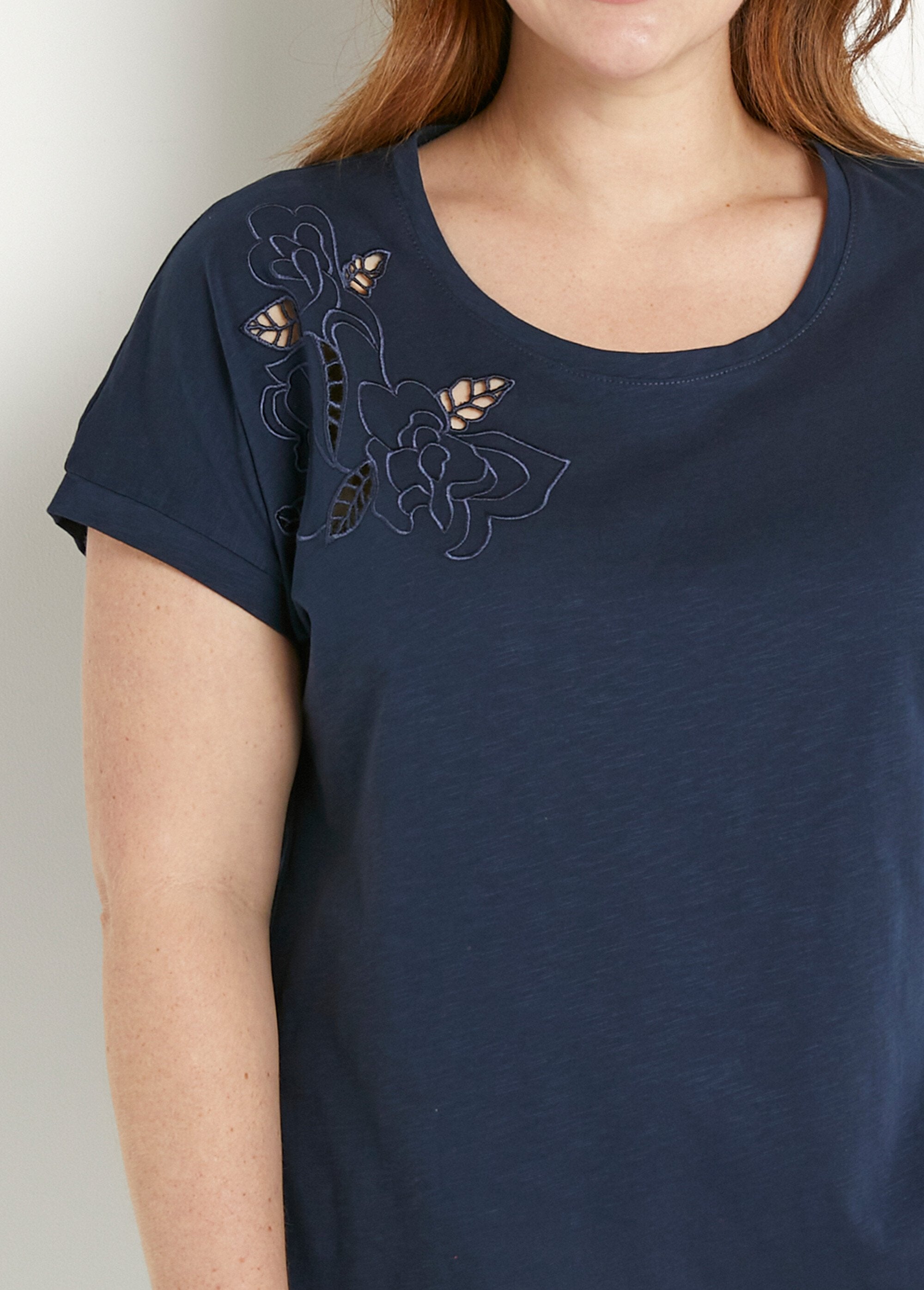 Effen_geborduurd_opengewerkt_T-shirt_met_korte_mouwen_Marine_DE1_curvy