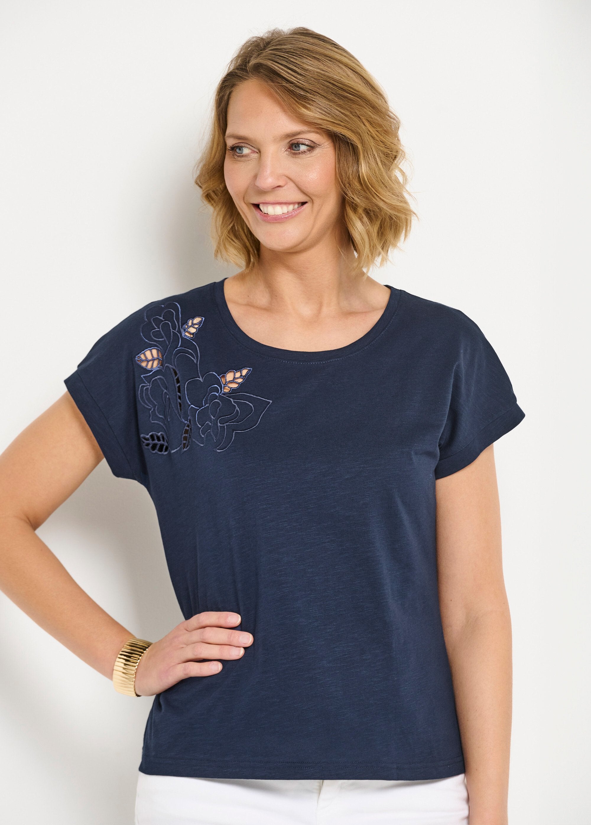 Effen_geborduurd_opengewerkt_T-shirt_met_korte_mouwen_Marine_DE1_slim