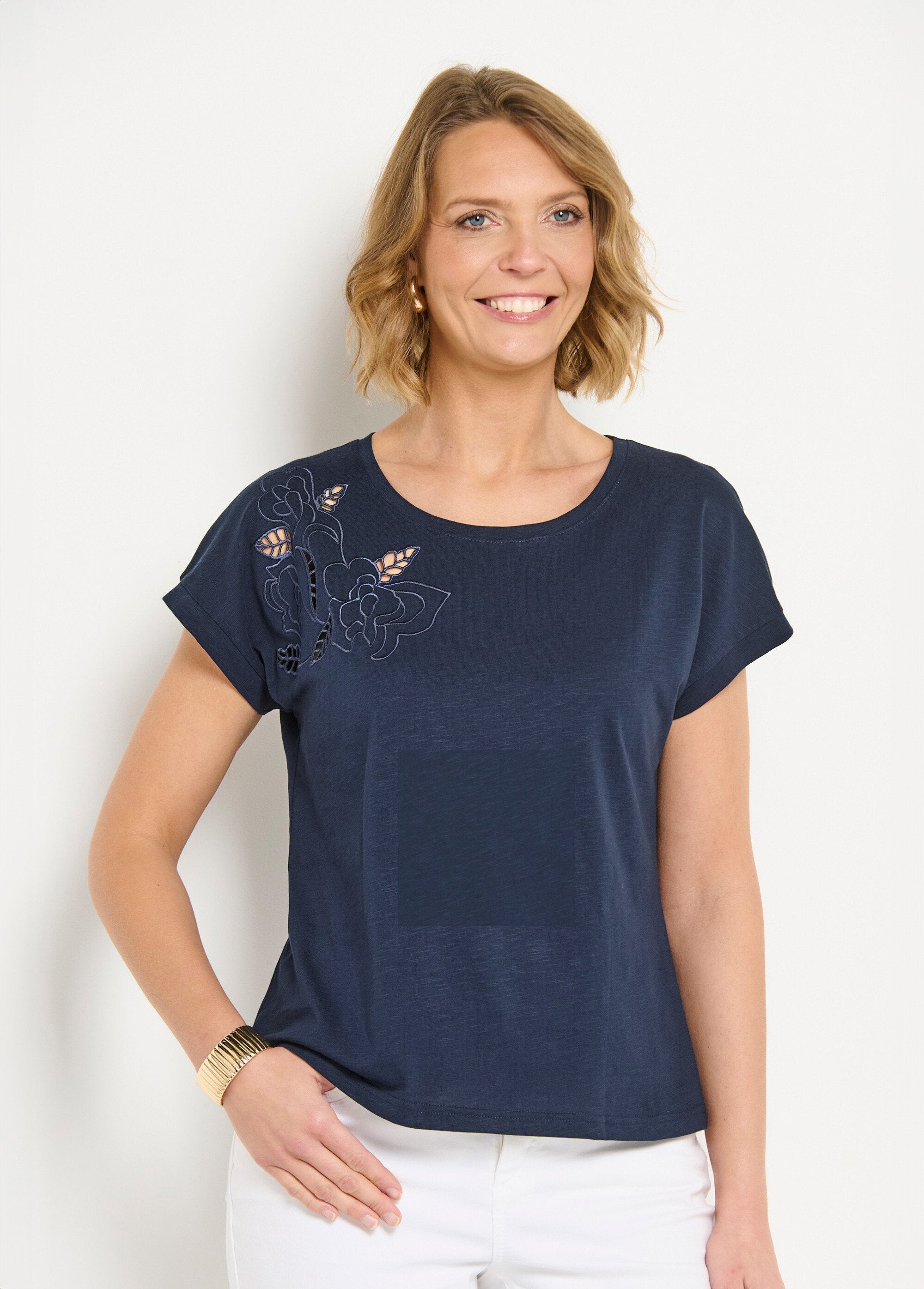 Effen_geborduurd_opengewerkt_T-shirt_met_korte_mouwen_Marine_FA1_slim