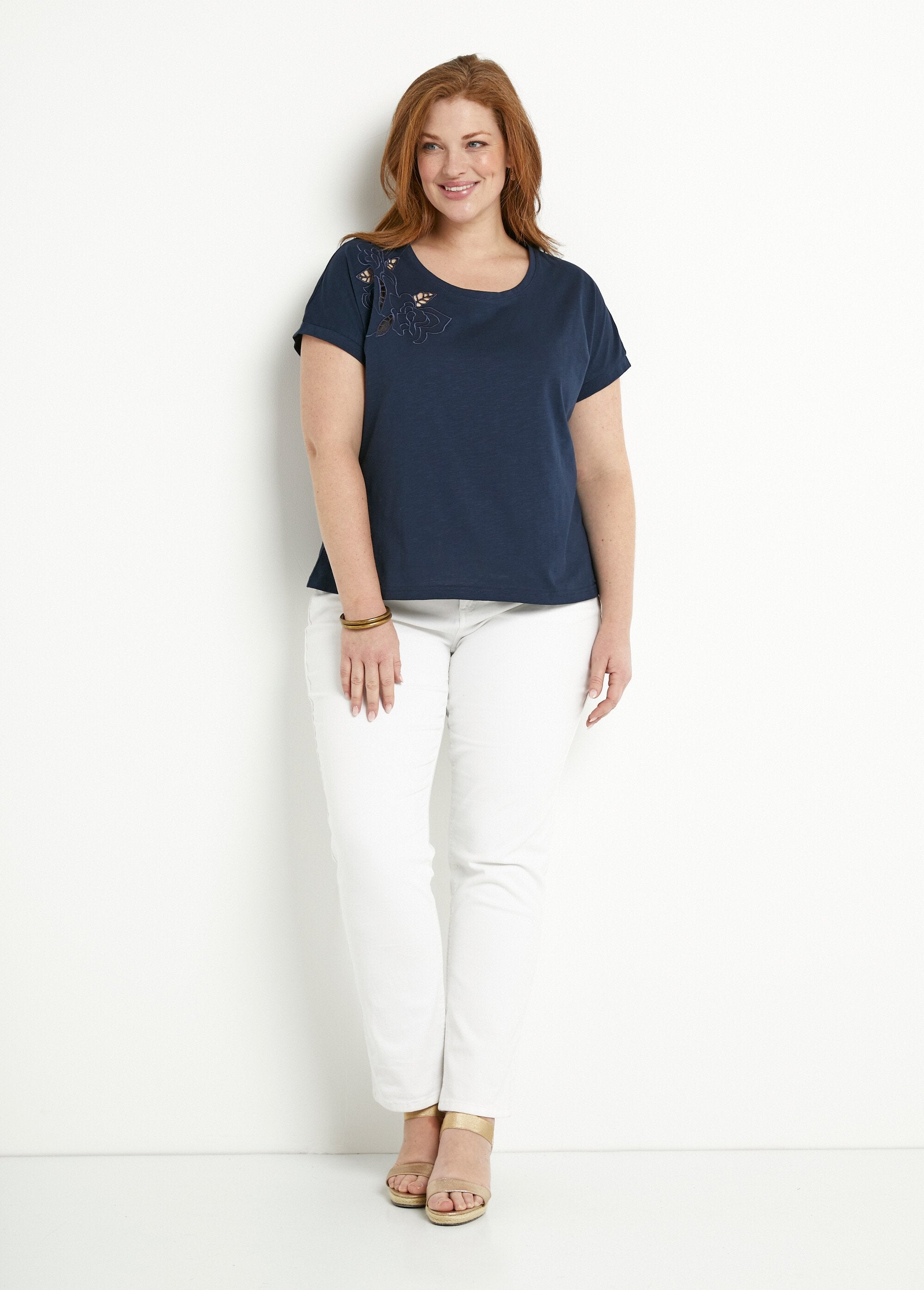 Effen_geborduurd_opengewerkt_T-shirt_met_korte_mouwen_Marine_SF1_curvy