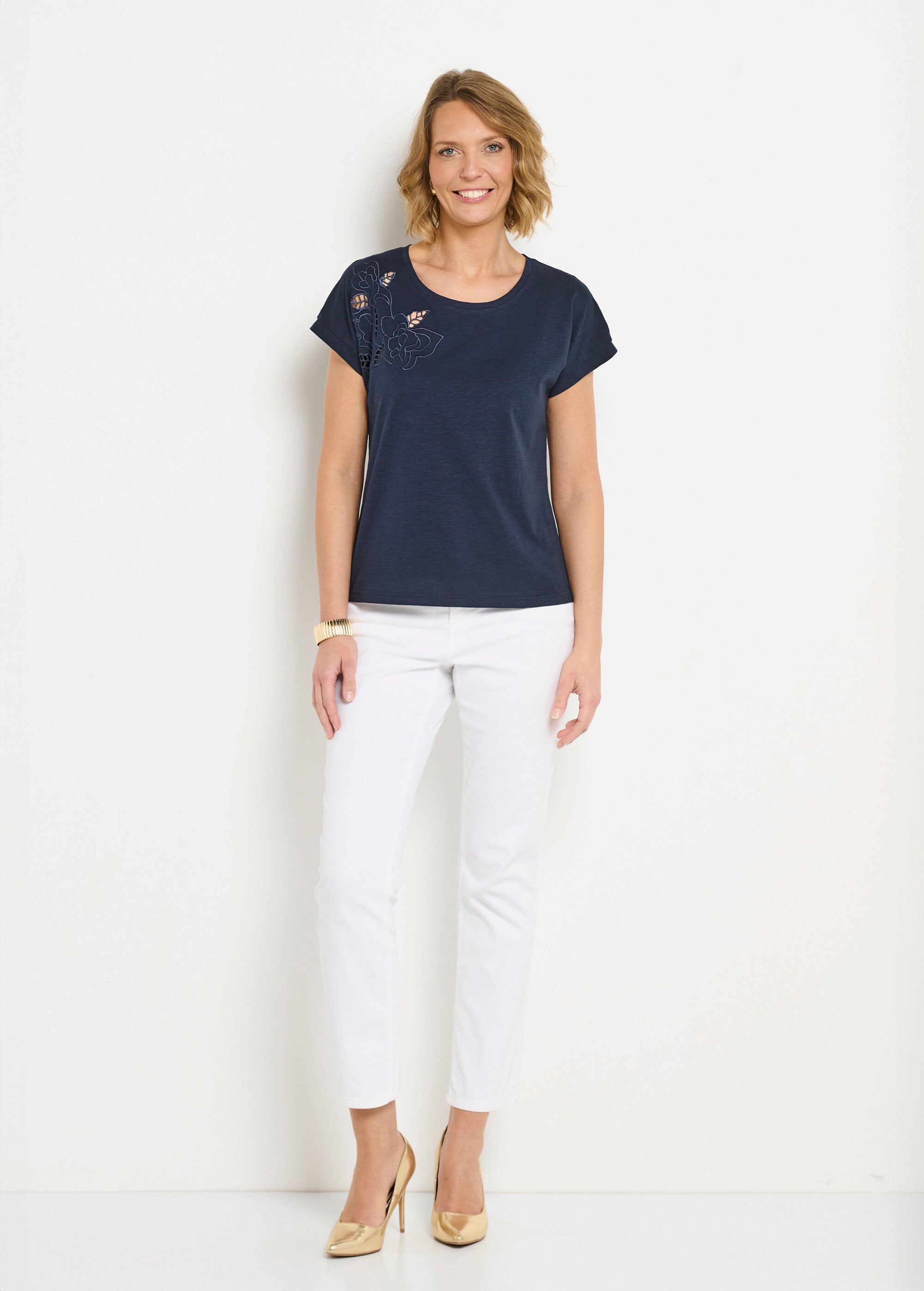 Effen_geborduurd_opengewerkt_T-shirt_met_korte_mouwen_Marine_SF1_slim
