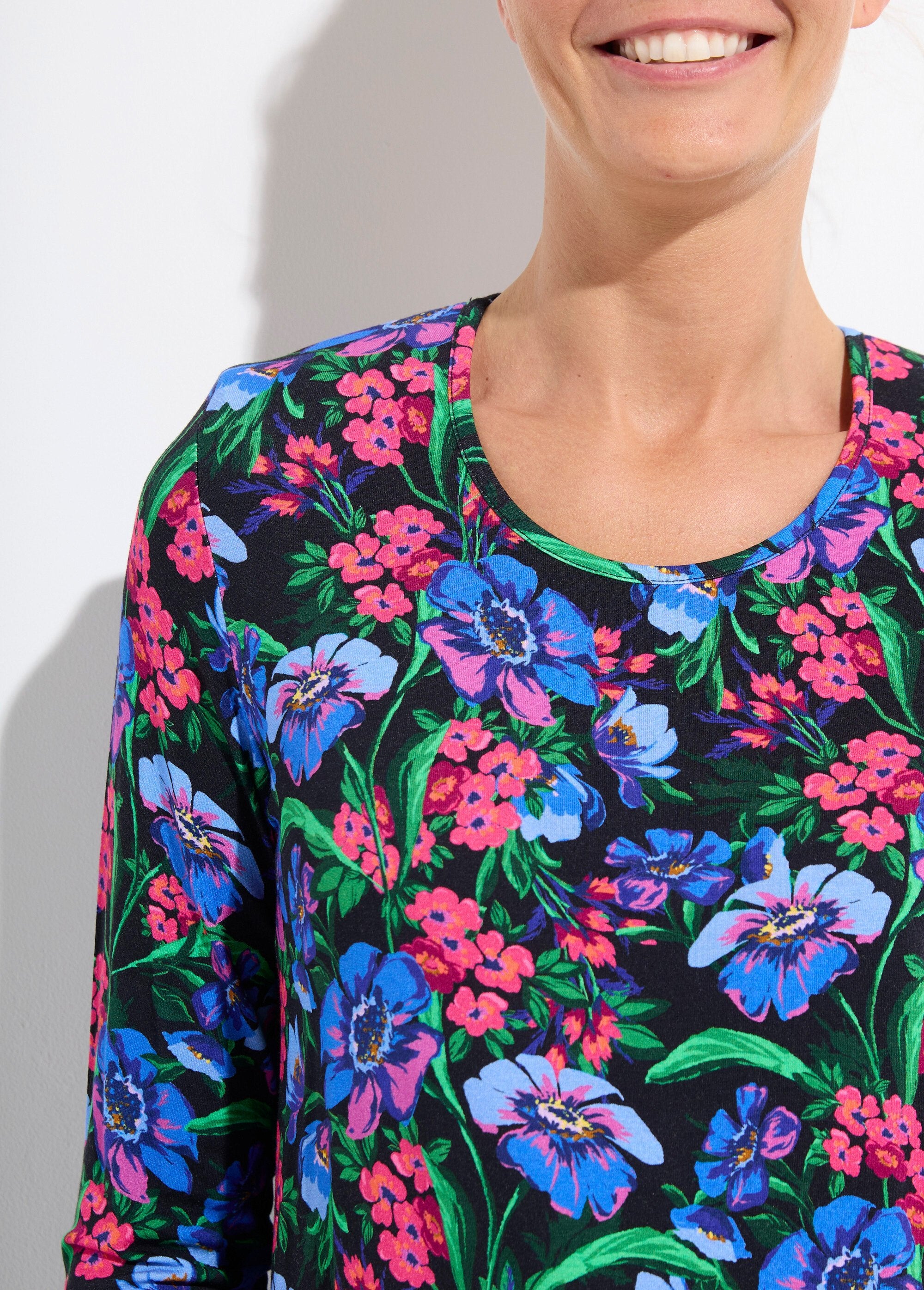 Recht_T-shirt_met_bloemen,_ronde_hals,_lange_mouwen_Fuchsia_et_bleu_DE1_slim