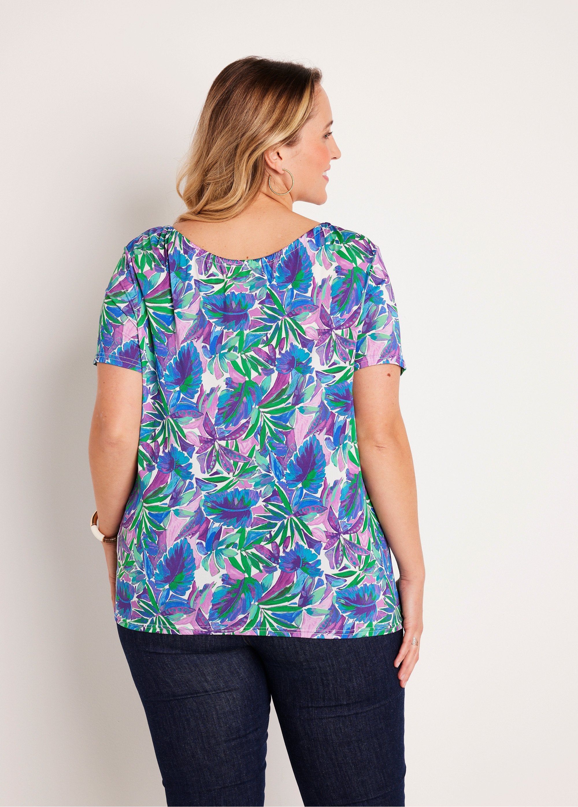 Recht_T-shirt_met_bloemen,_korte_mouwen_Parma_en_blauw_DO1_curvy