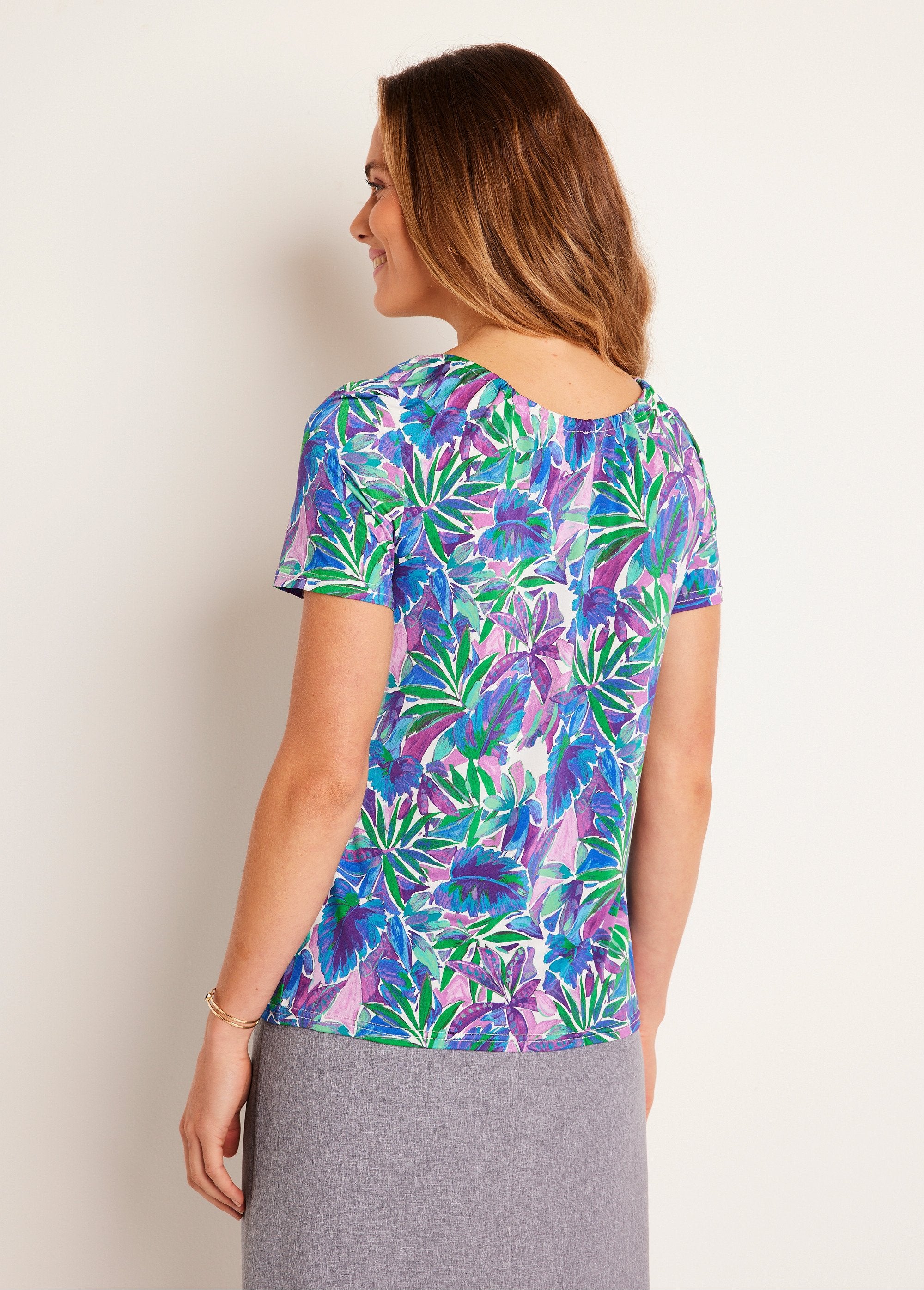 Recht_T-shirt_met_bloemen,_korte_mouwen_Parma_en_blauw_DO1_slim