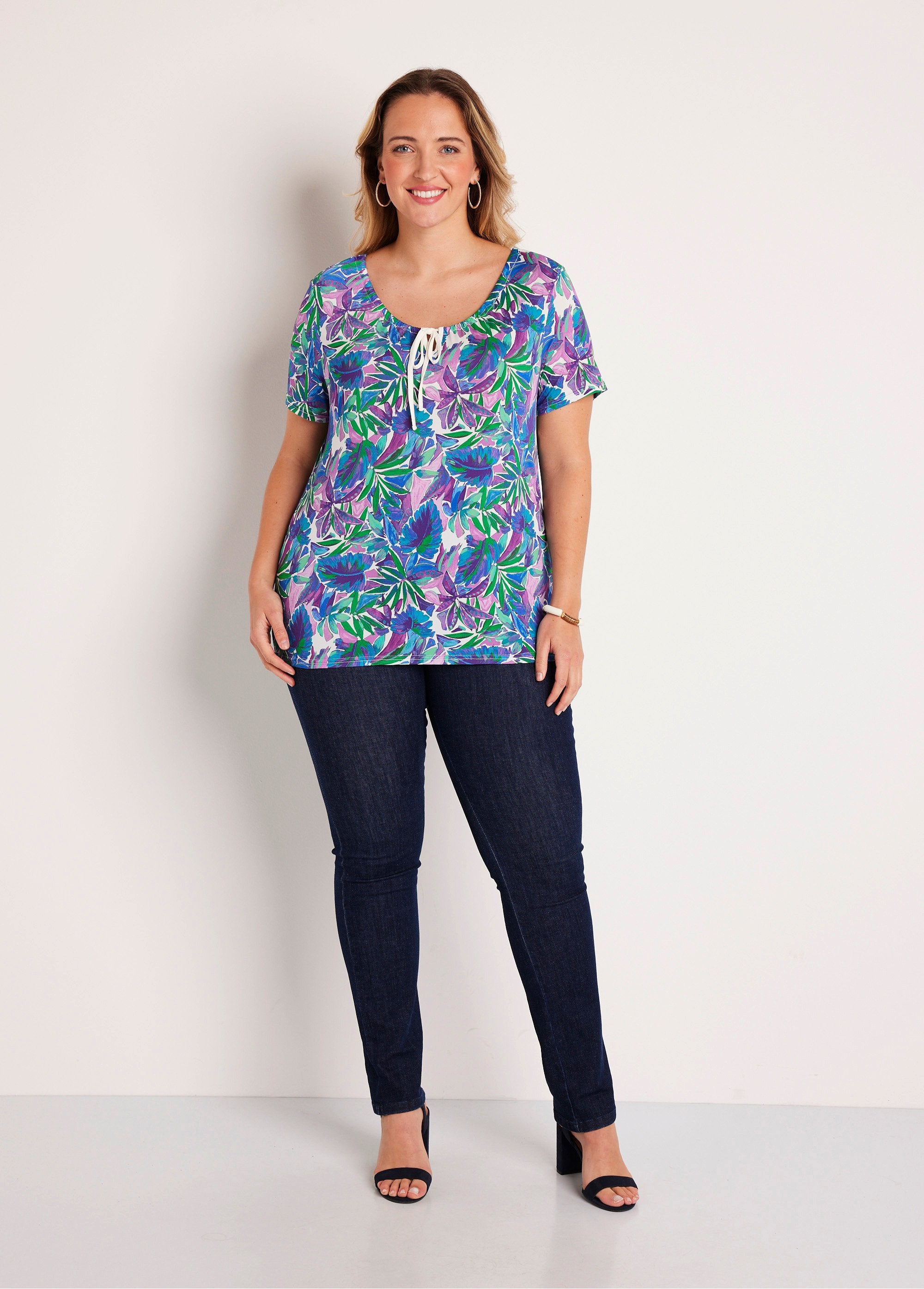 Recht_T-shirt_met_bloemen,_korte_mouwen_Parma_en_blauw_SF1_curvy