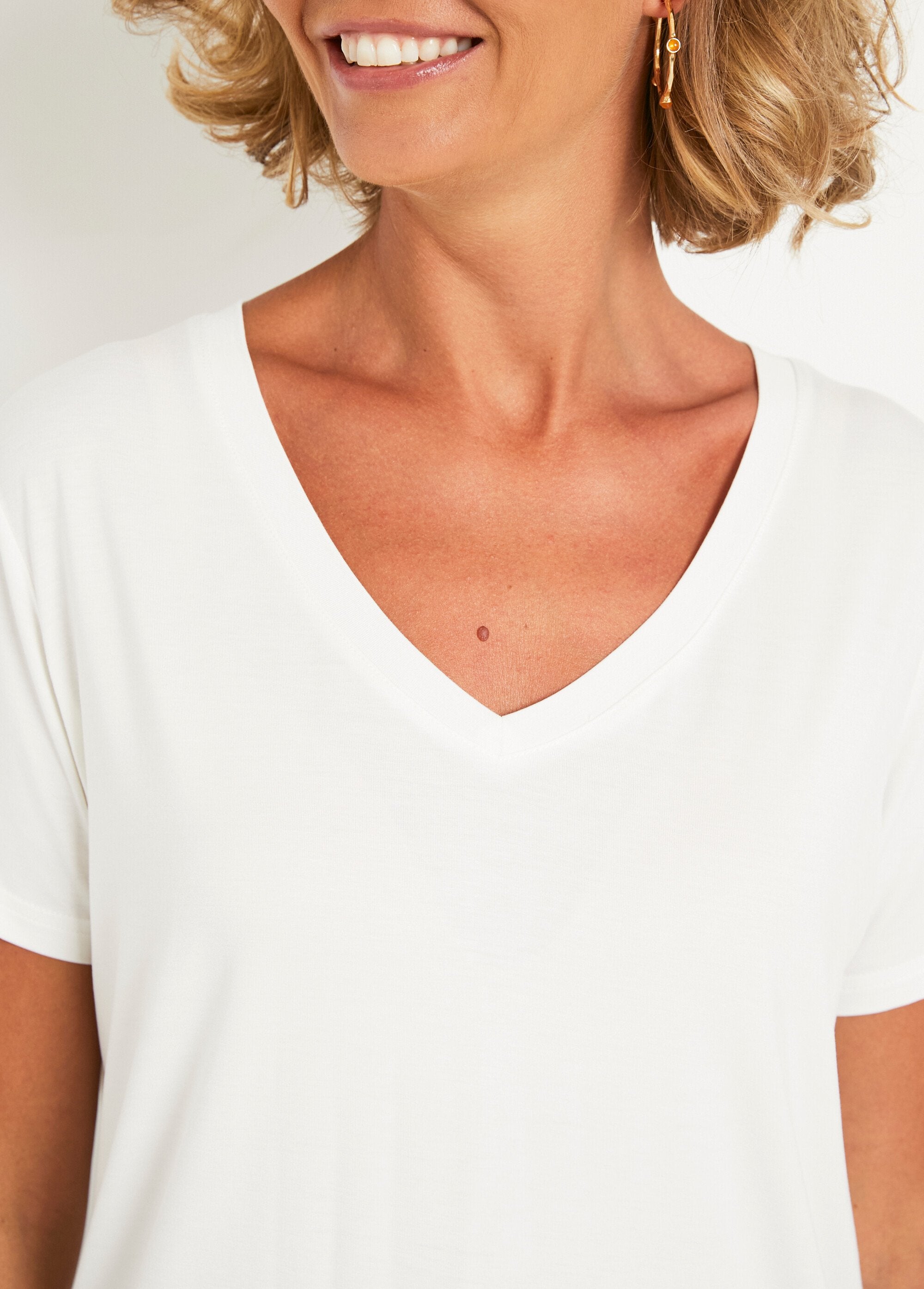 Vloeiend_V-hals_T-shirt_met_korte_mouwen_Blanc_DE1_slim