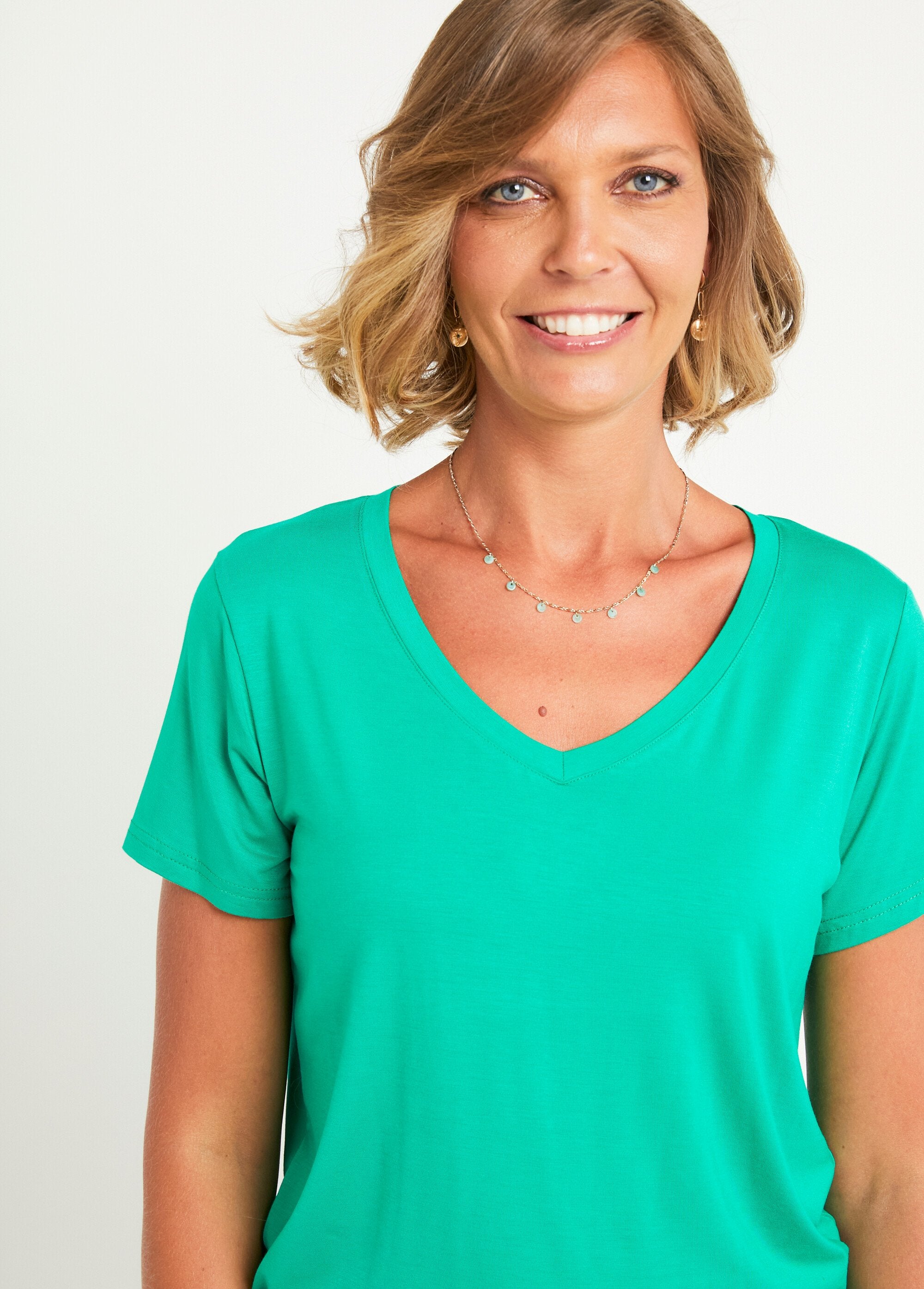 Vloeiend_V-hals_T-shirt_met_korte_mouwen_Vert_vif_DE1_slim