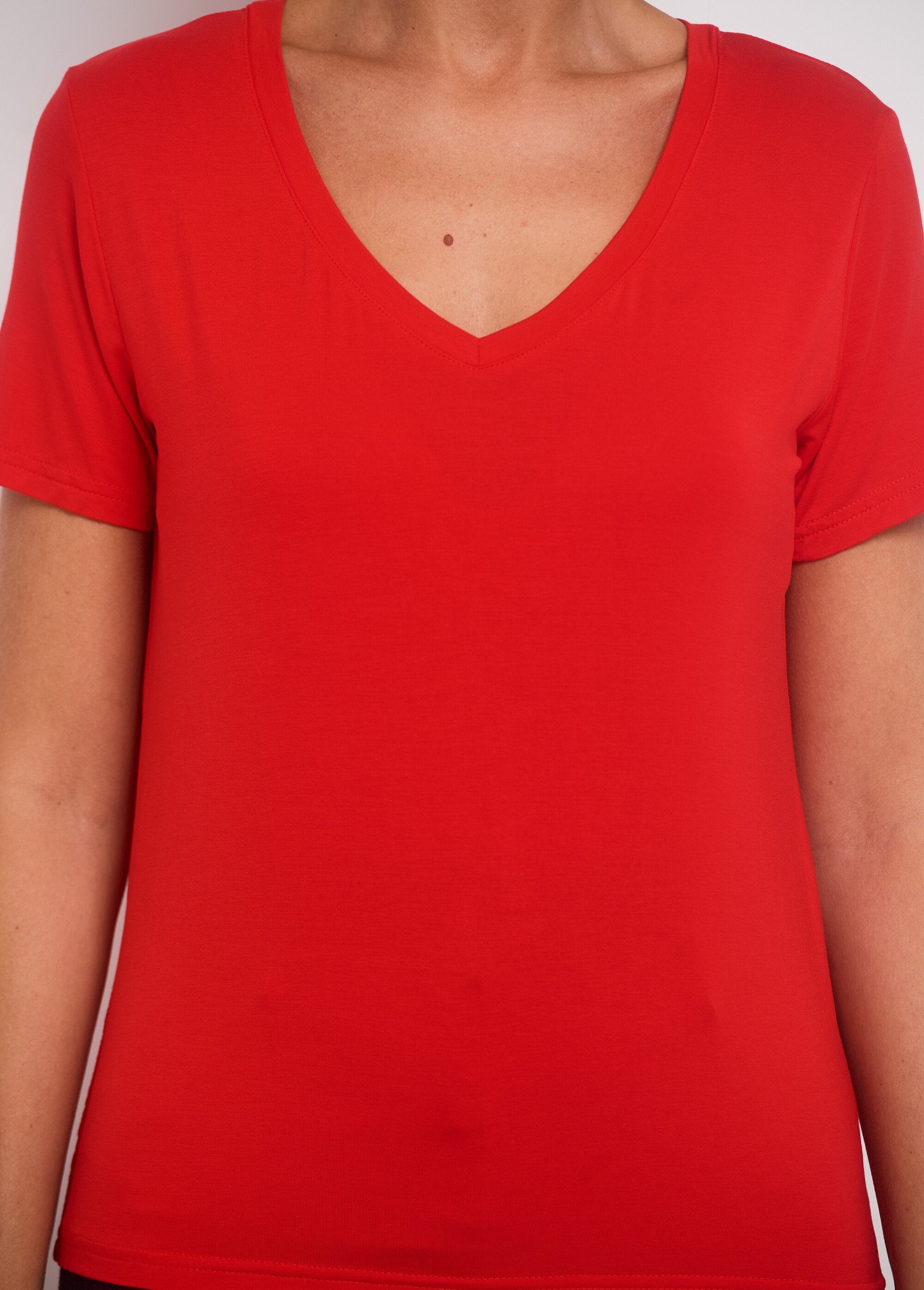 Vloeiend_V-hals_T-shirt_met_korte_mouwen_Rouge_DE2_slim