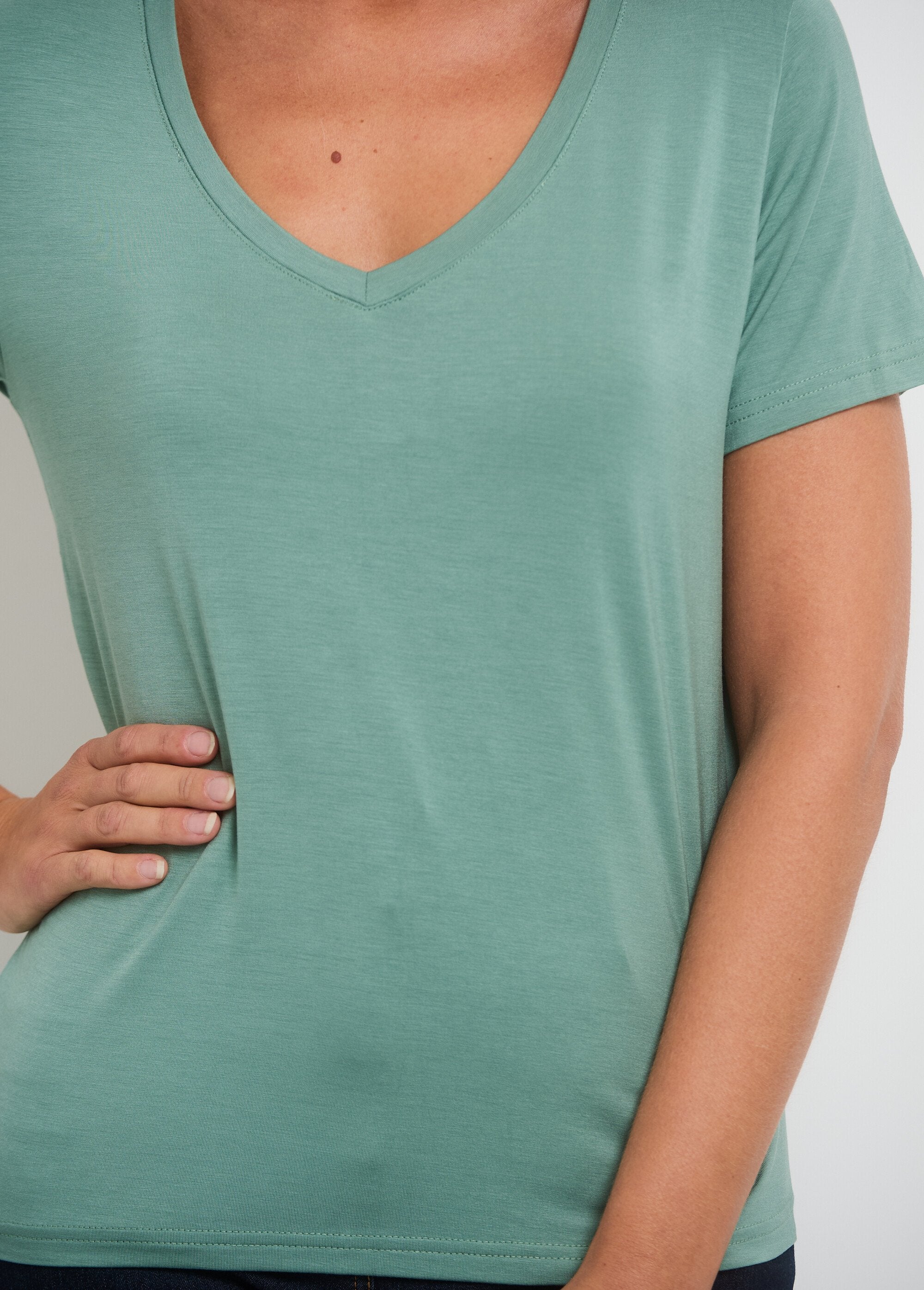 Vloeiend_V-hals_T-shirt_met_korte_mouwen_Vert_clair_DE2_slim