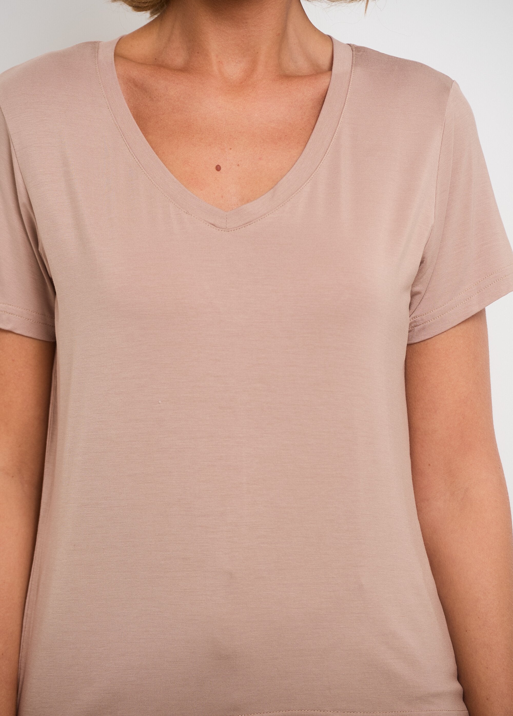 Vloeiend_V-hals_T-shirt_met_korte_mouwen_Taupe_DE2_slim