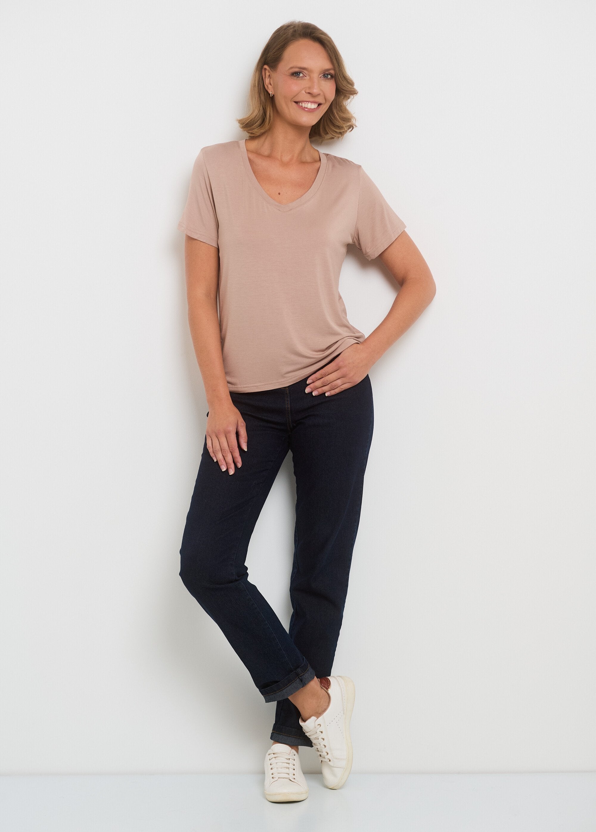 Vloeiend_V-hals_T-shirt_met_korte_mouwen_Taupe_SF1_slim