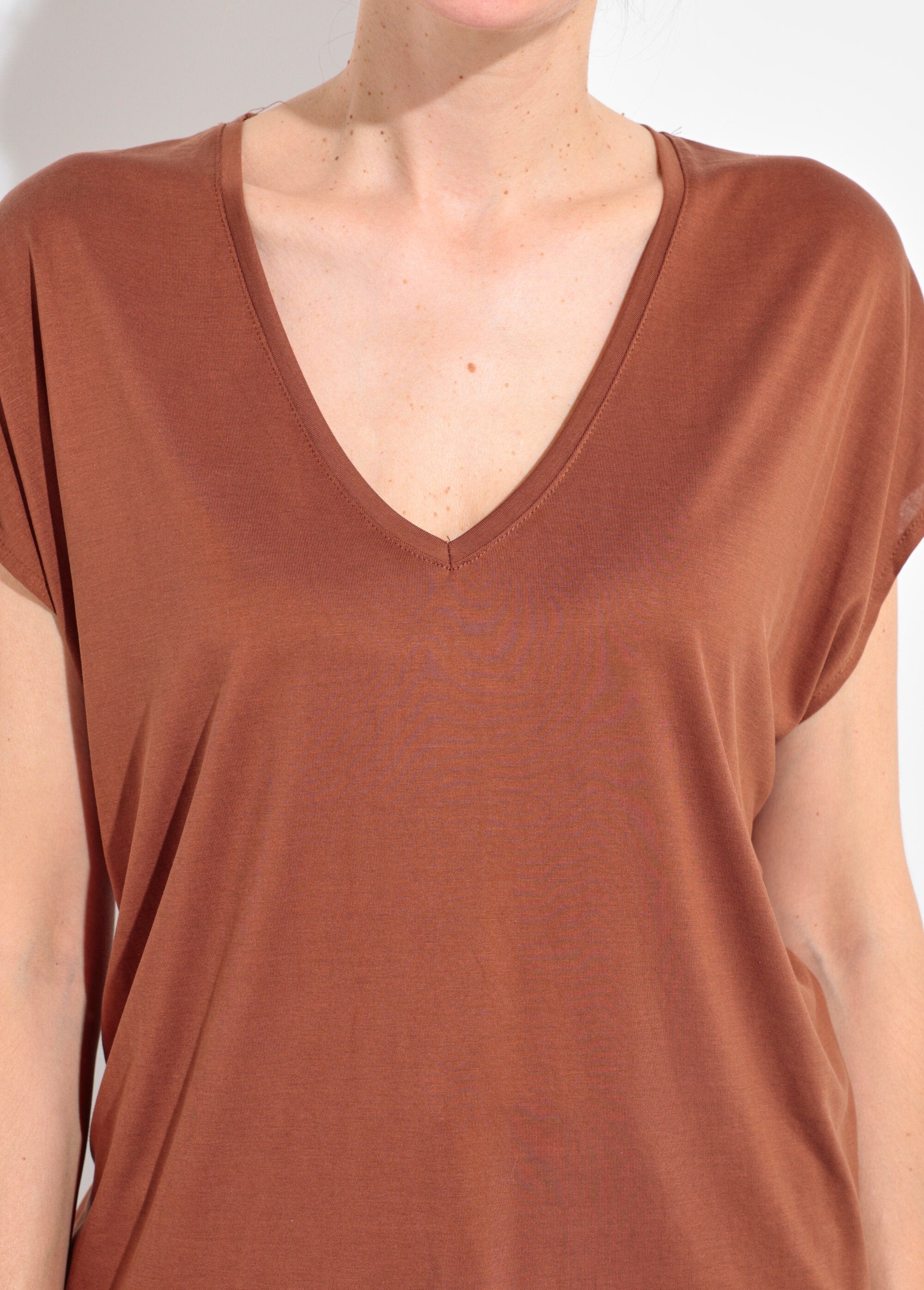 T-shirt_fluide_manches_courtes_porté_loose_Marron_DE1_slim