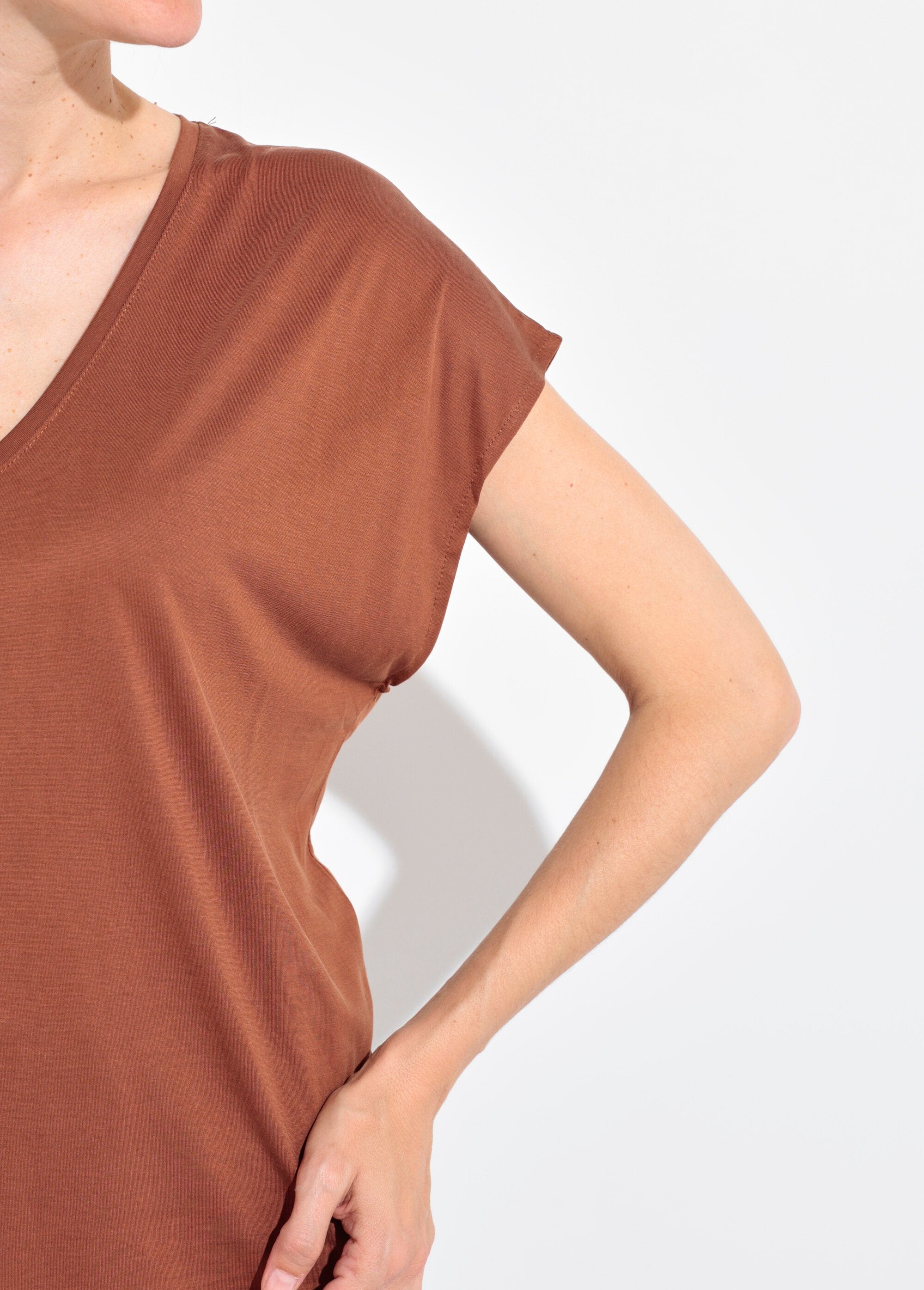 T-shirt_fluide_manches_courtes_porté_loose_Marron_DE2_slim
