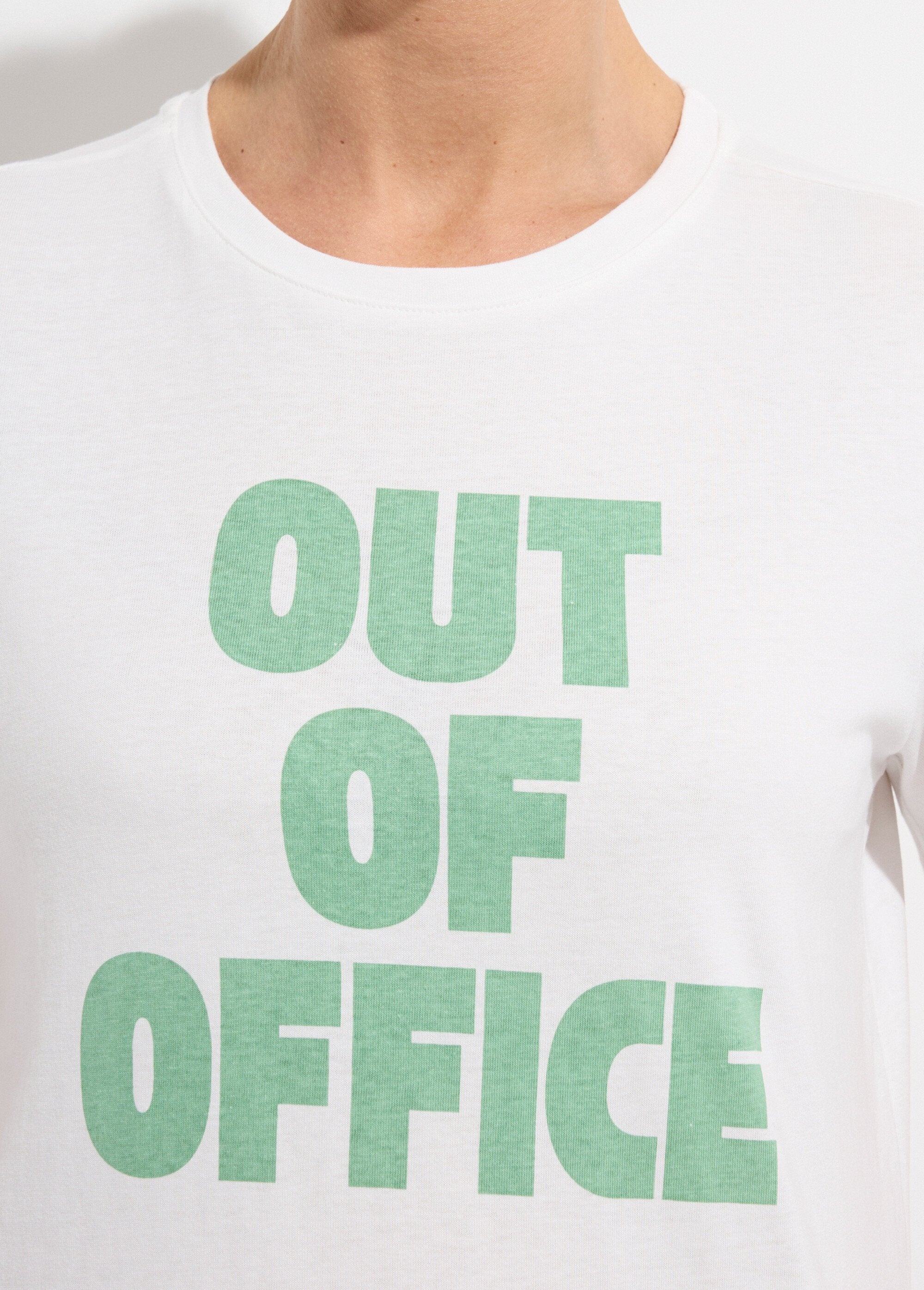 Leuk_t-shirt_met_Out_of_office_opschrift_Blanc_et_vert_DE1_slim