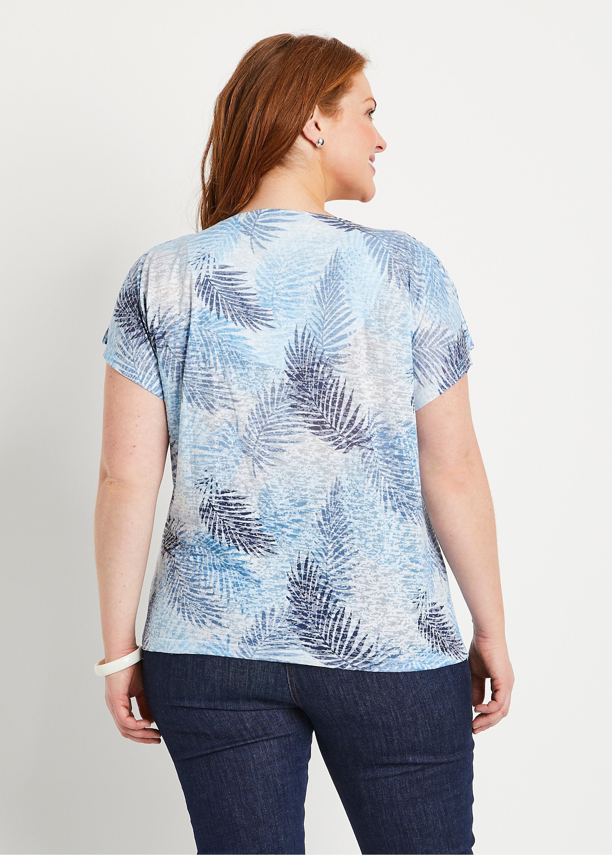 T-shirt_met_bijgesneden_print_BLAUW_DO1_curvy