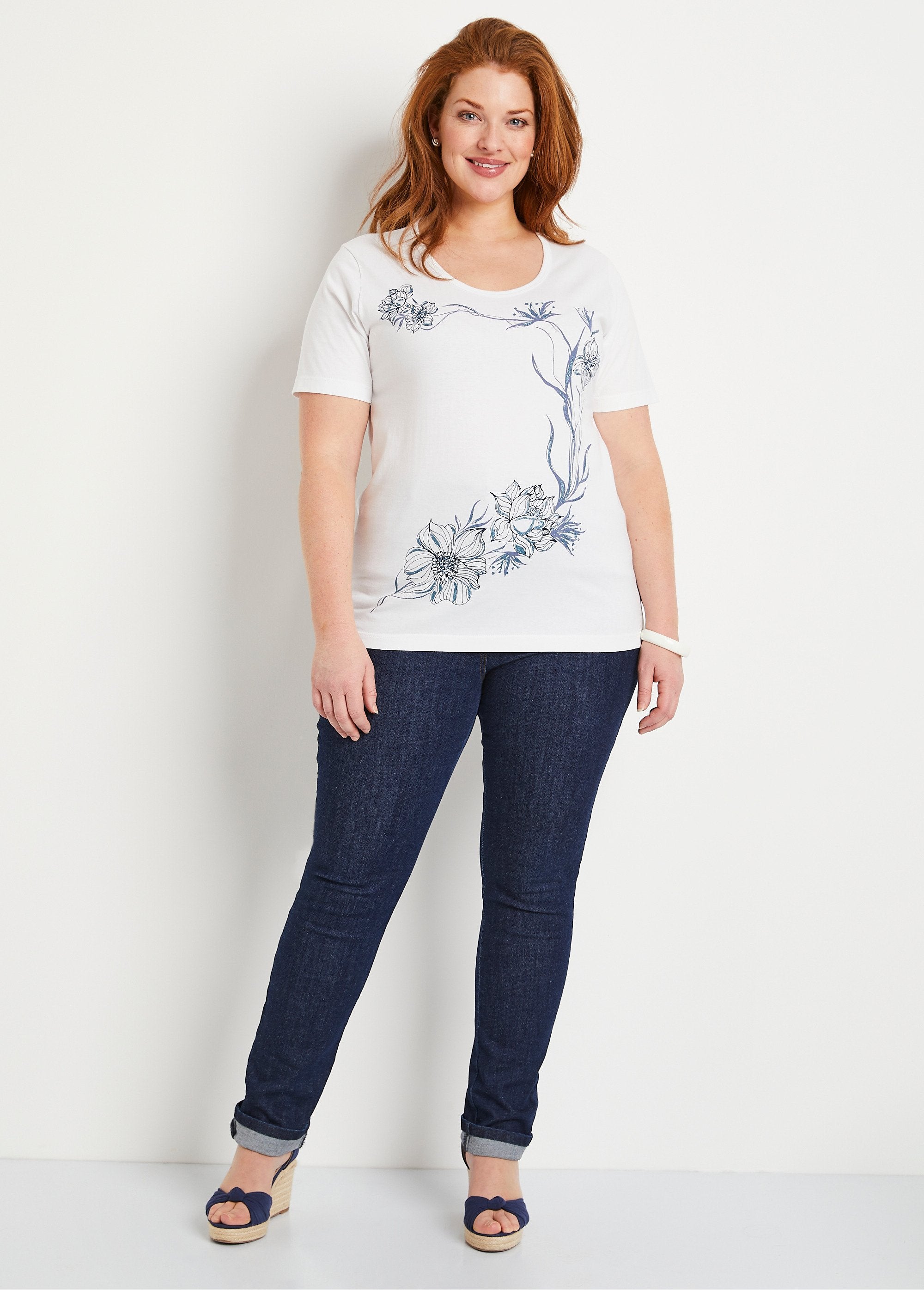 Bloemen_T-shirt_met_ronde_hals_witte_achtergrond_SF1_curvy