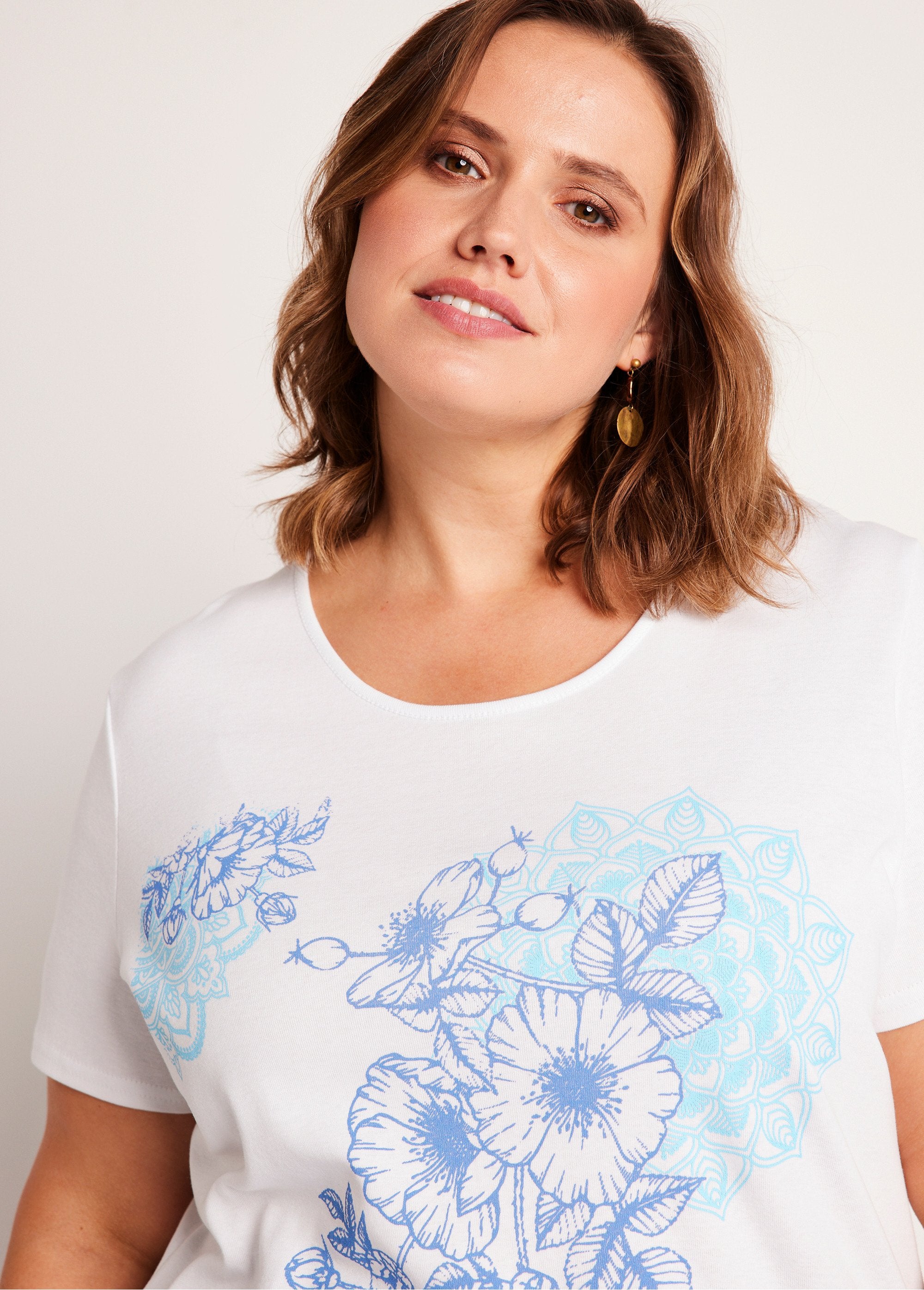 Lang_T-shirt_met_patroon_WIT_DE1_curvy