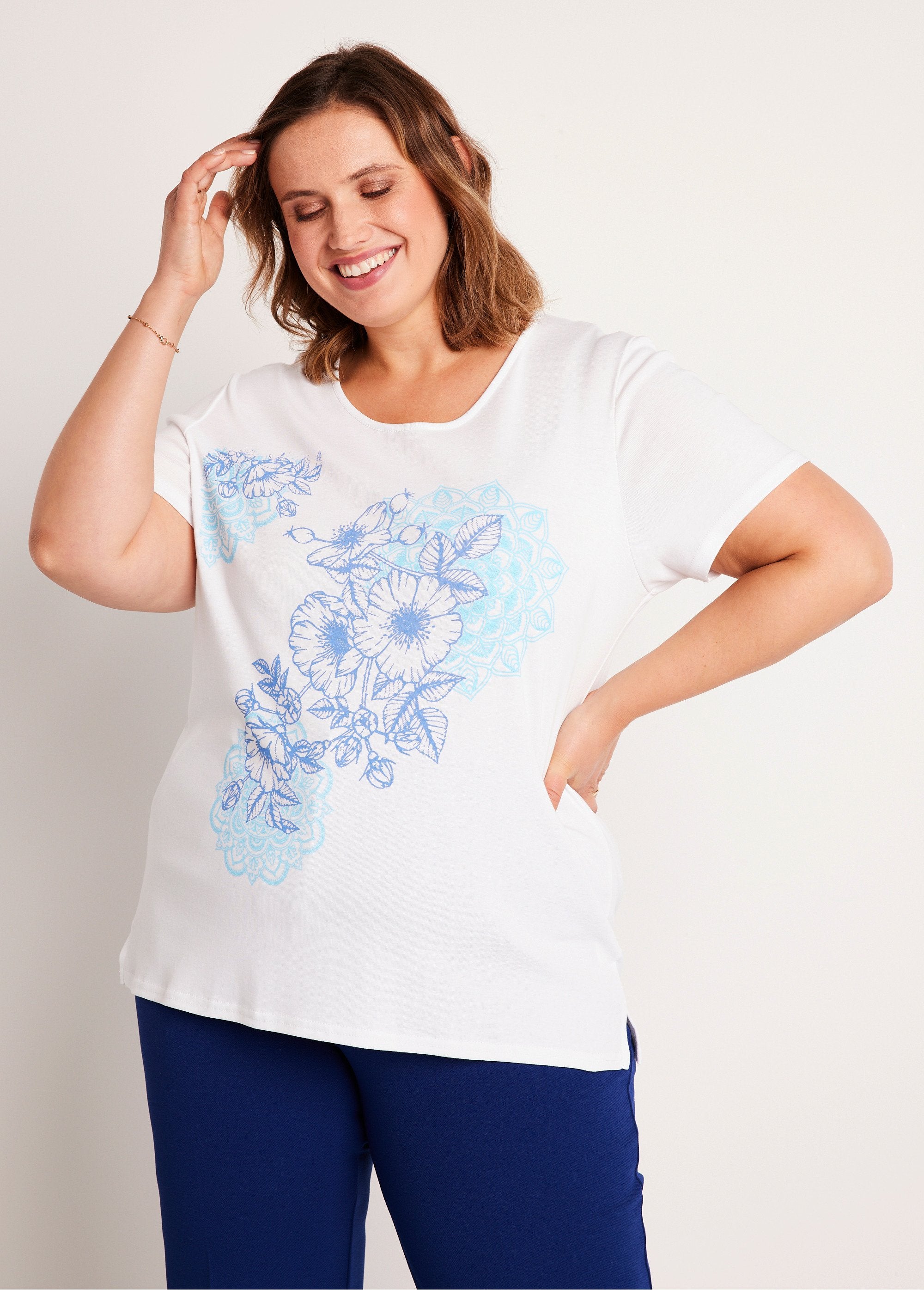 Lang_T-shirt_met_patroon_WIT_FA1_curvy