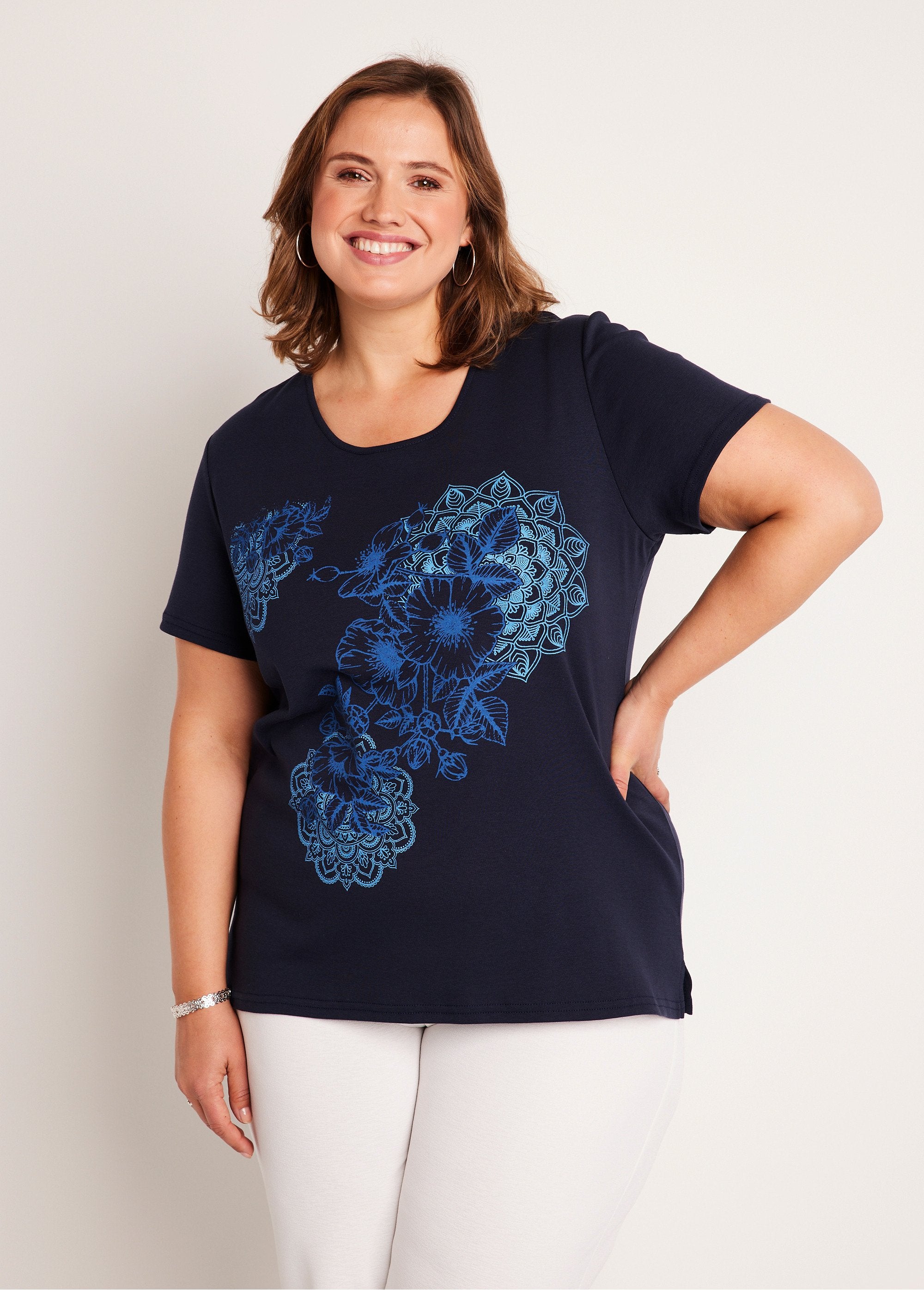 Lang_T-shirt_met_patroon_Marien_FA1_curvy