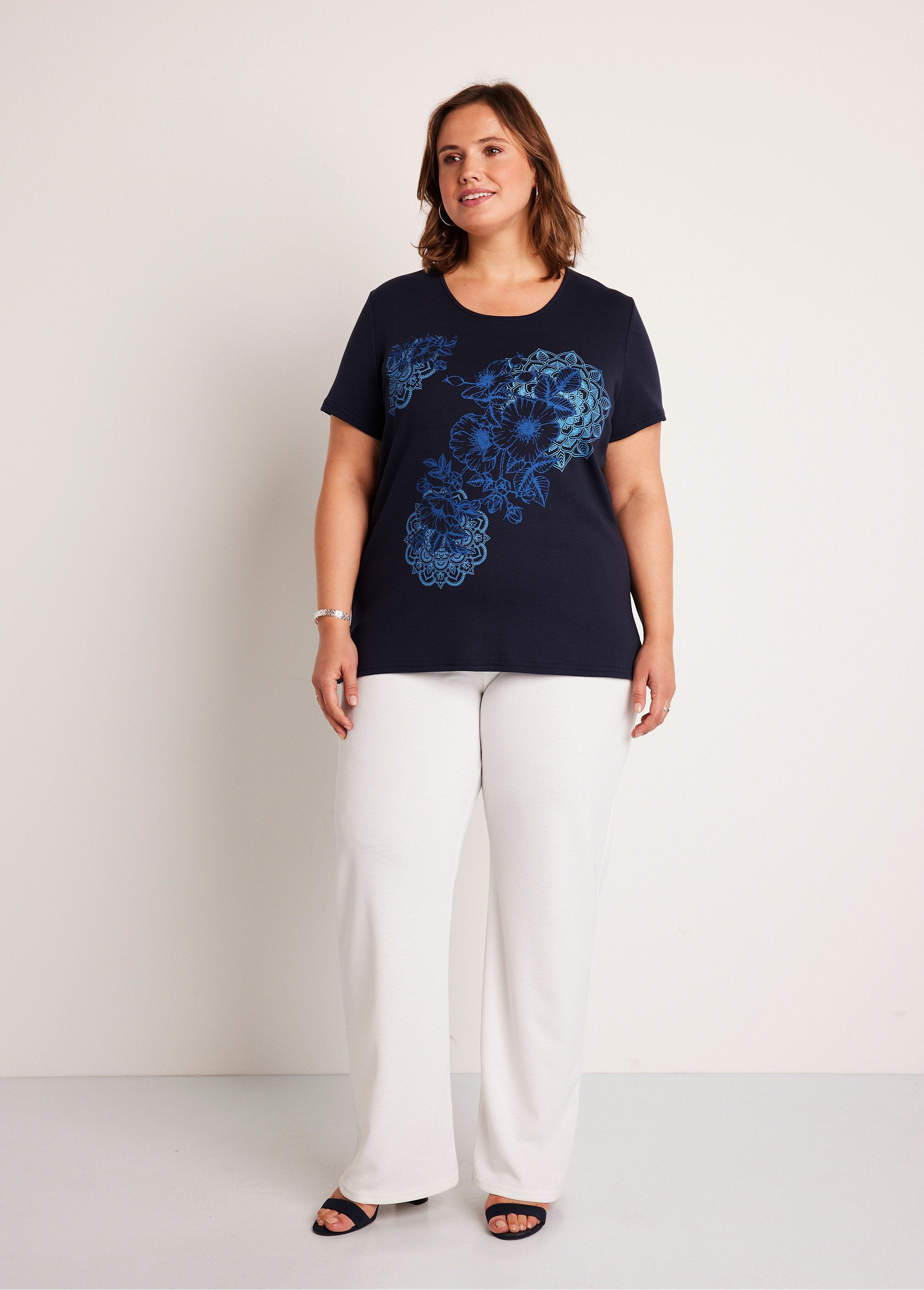 Lang_T-shirt_met_patroon_Marien_SF1_curvy