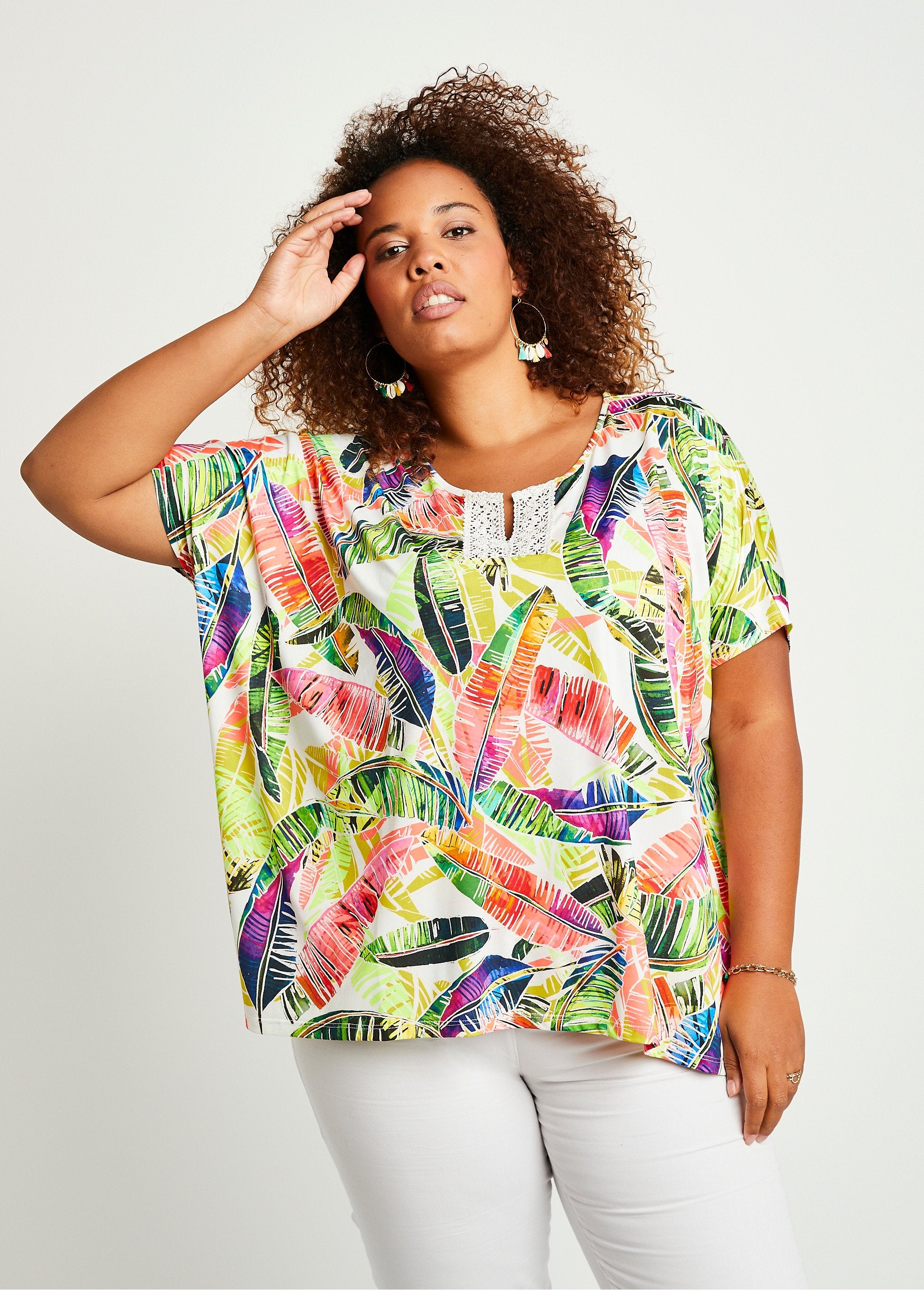 Lang_los_T-shirt_met_fluorescerend_kantpatroon_Meerkleurige_print_FA1_curvy