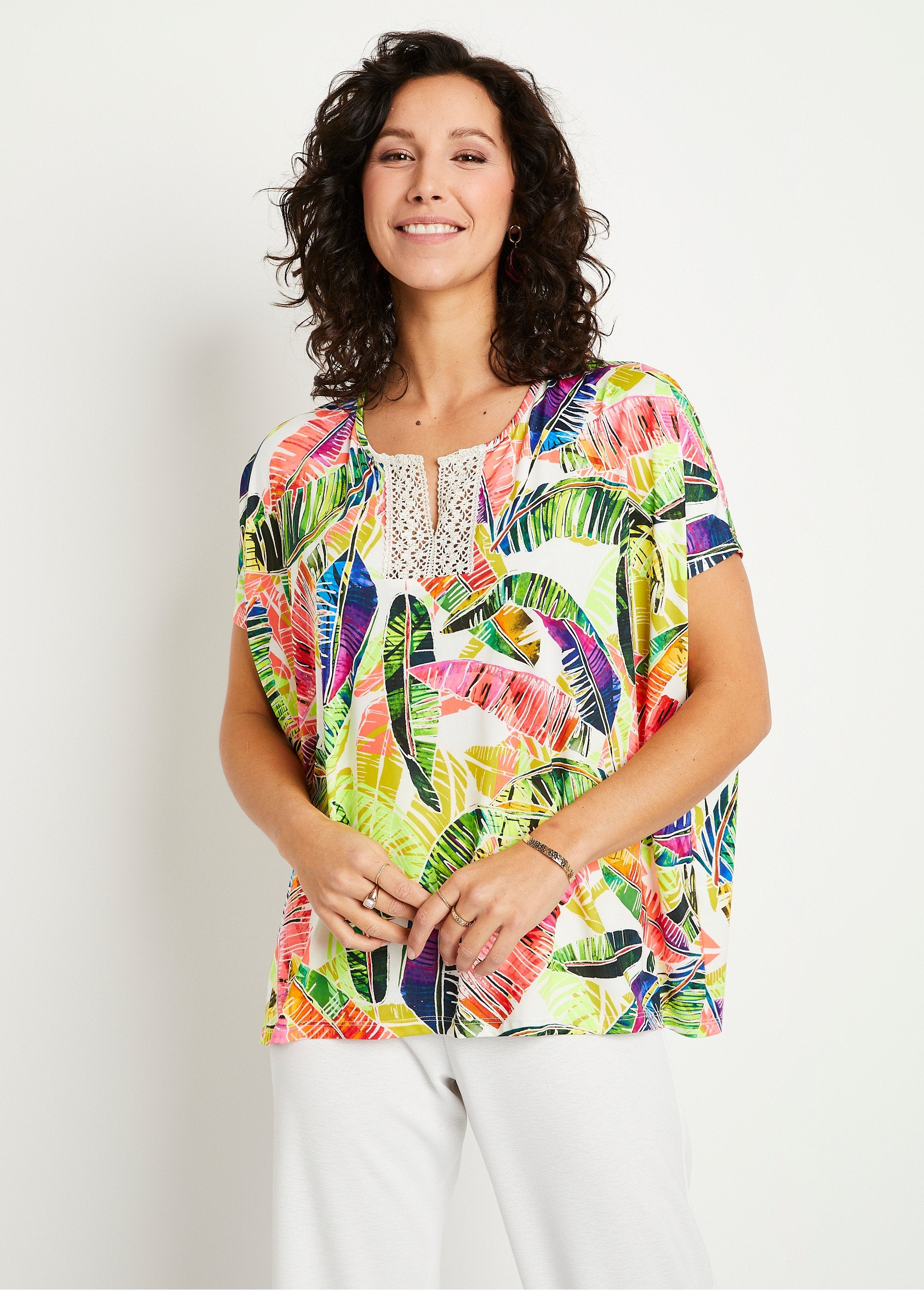 Lang_los_T-shirt_met_fluorescerend_kantpatroon_Meerkleurige_print_FA1_slim