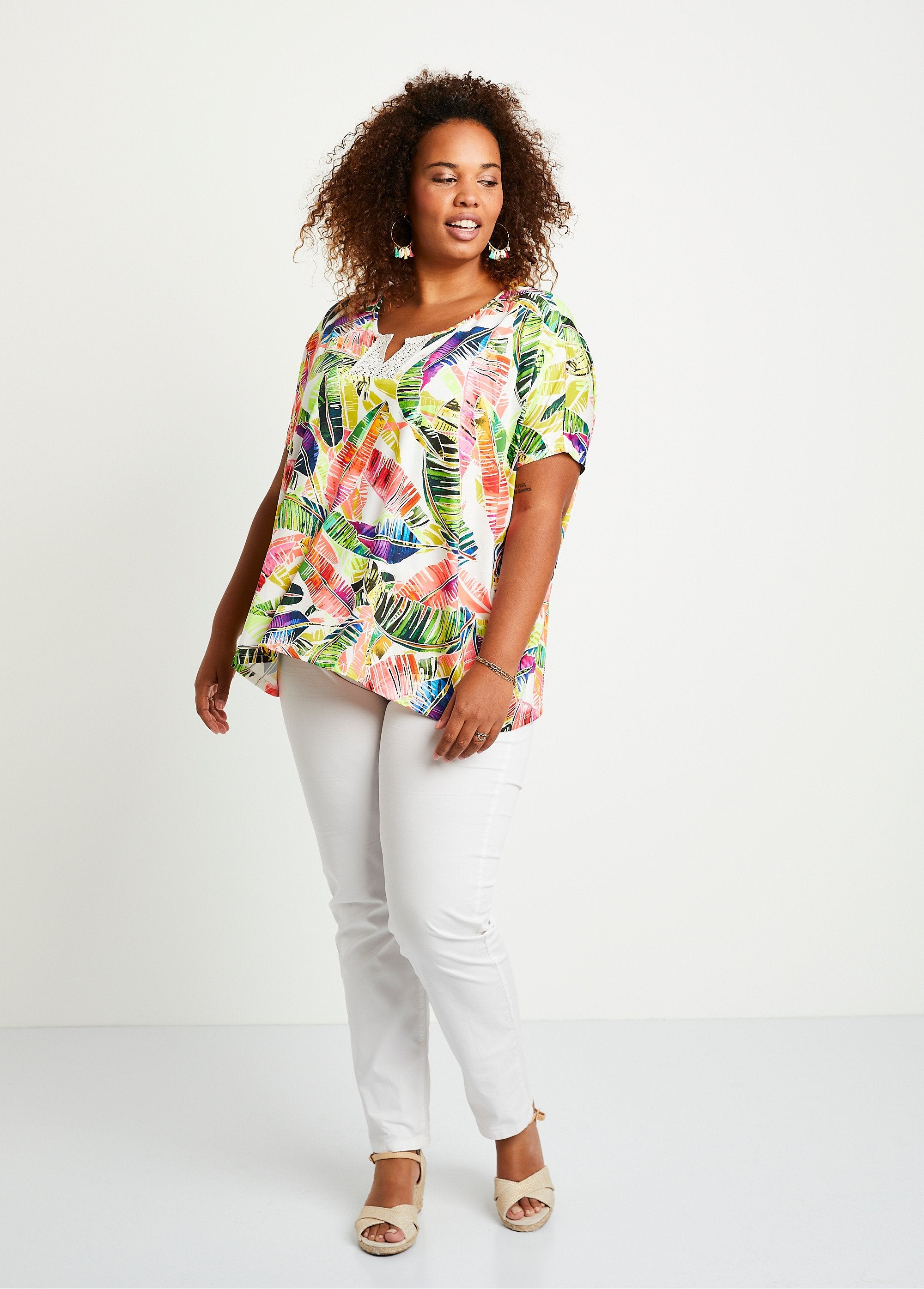 Lang_los_T-shirt_met_fluorescerend_kantpatroon_Meerkleurige_print_SF1_curvy