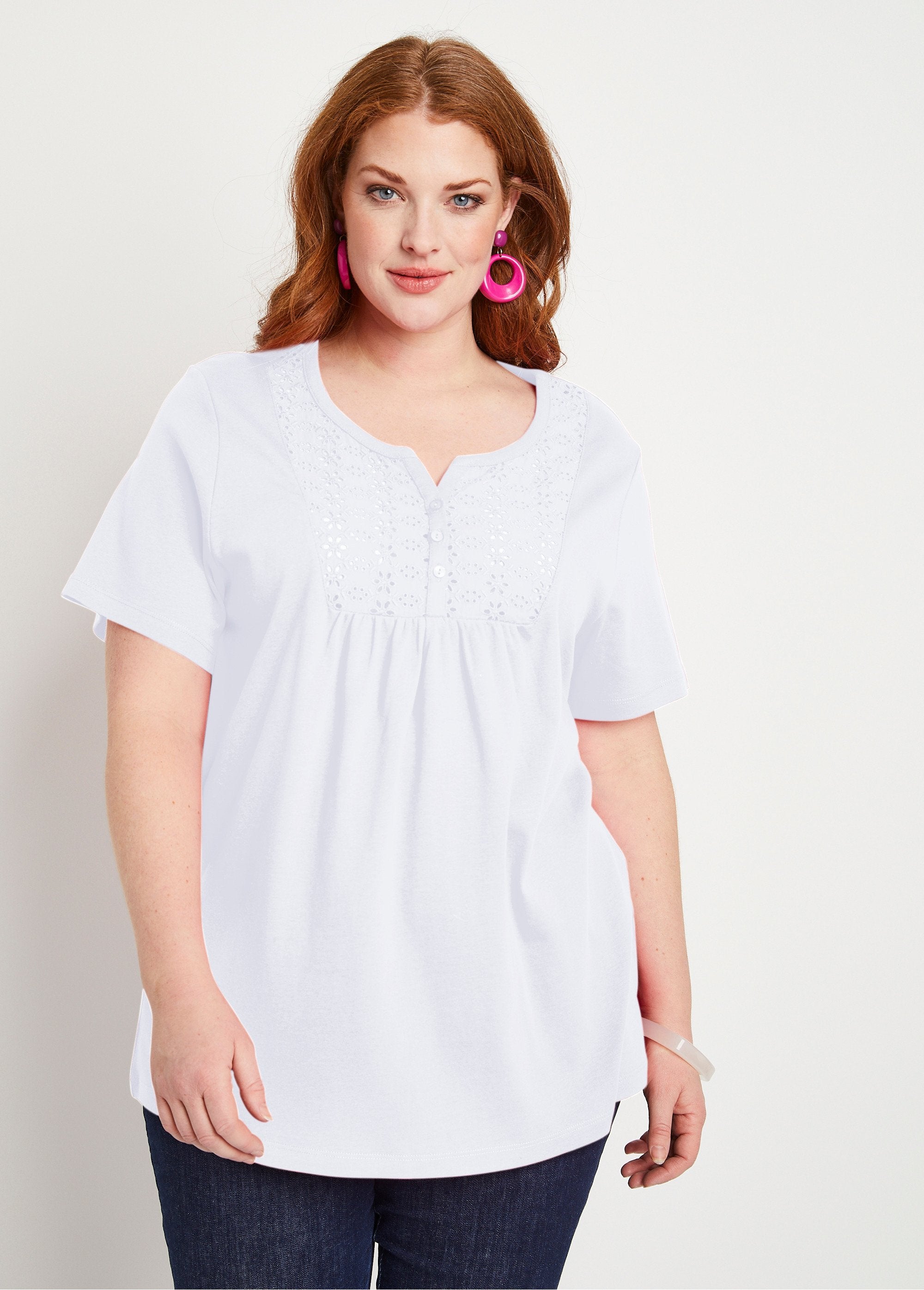 T-shirt_met_lange_knopen_en_broderie_anglaise_borduursel_WIT_FA1_curvy