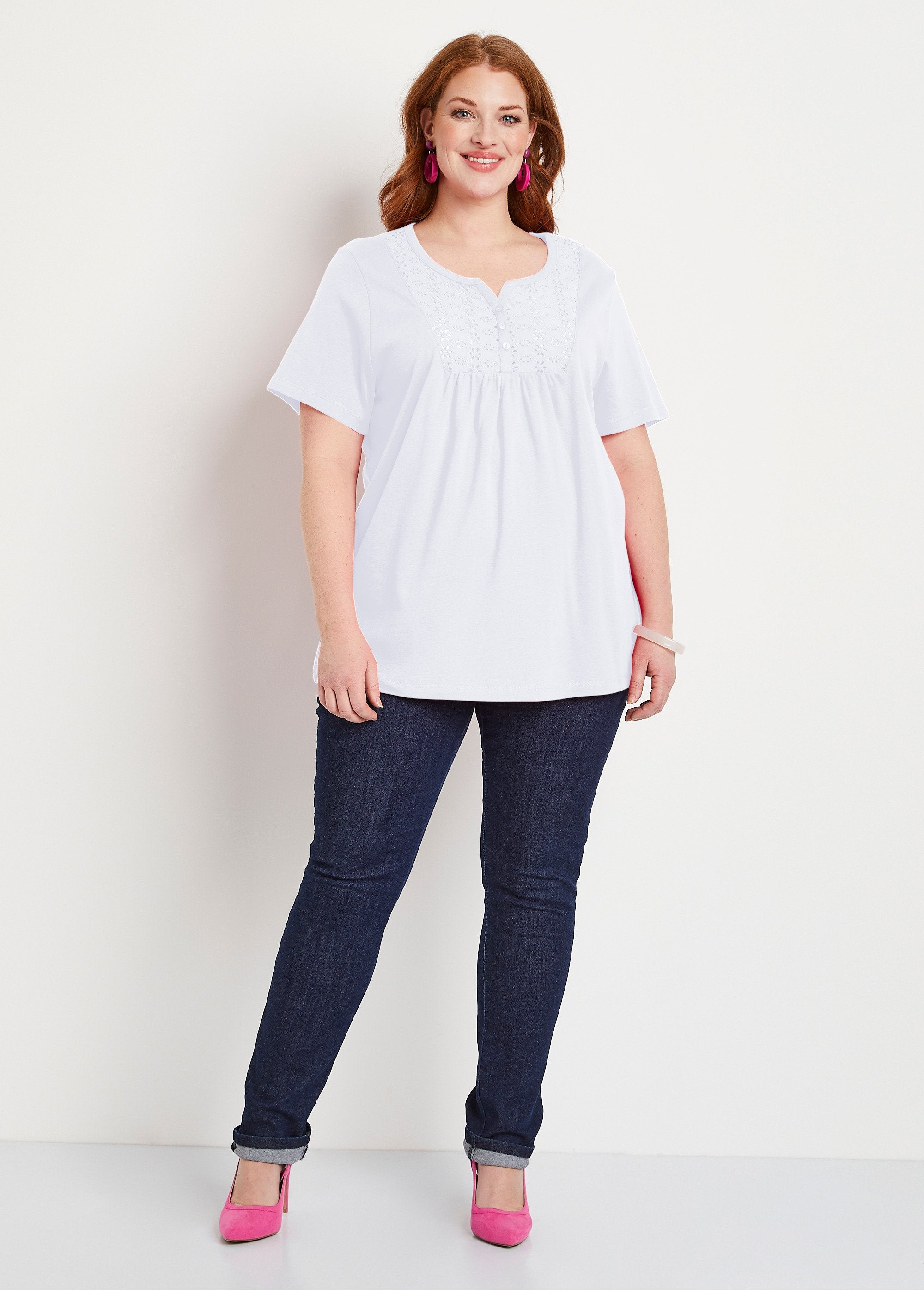 T-shirt_met_lange_knopen_en_broderie_anglaise_borduursel_WIT_SF1_curvy