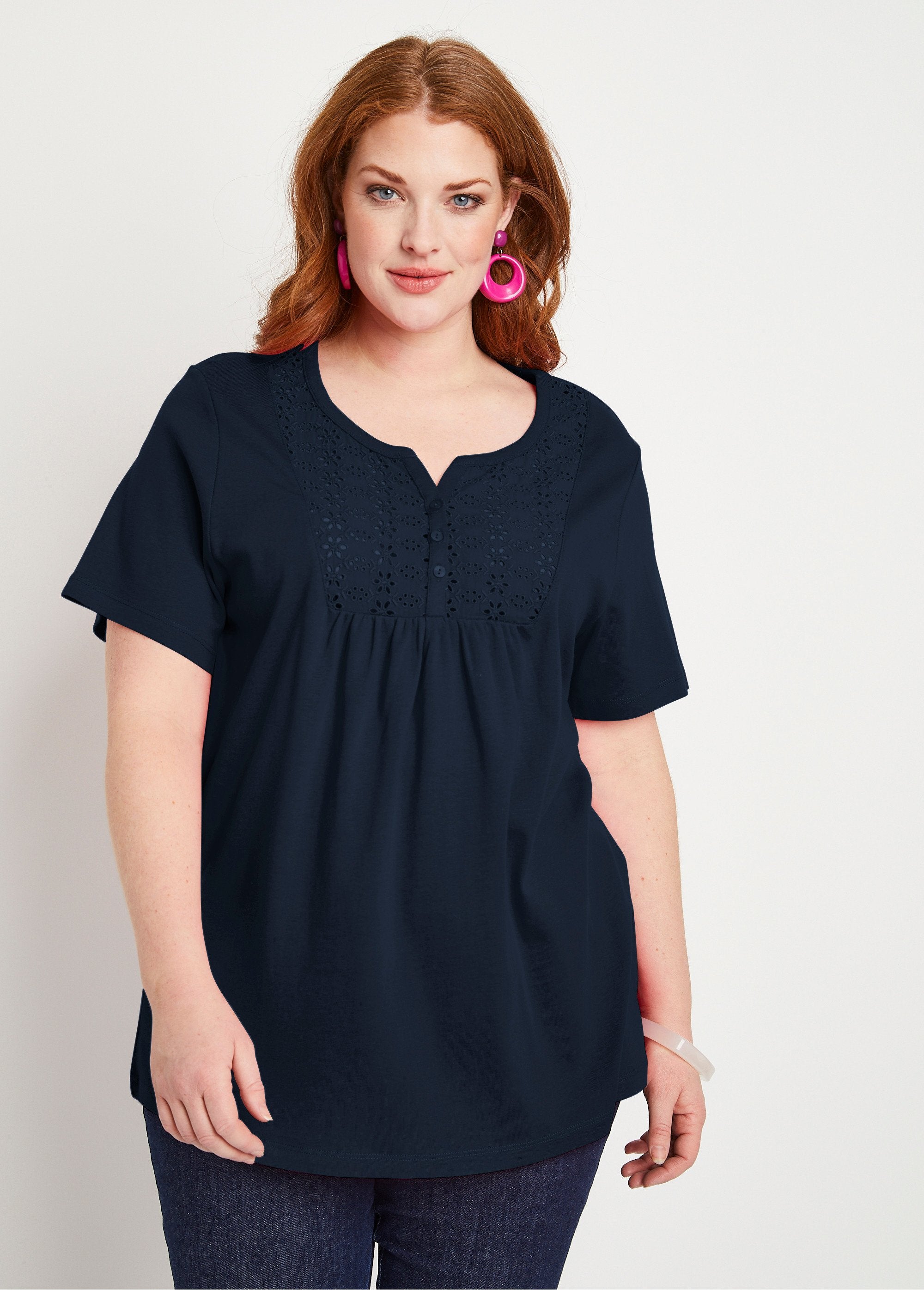 T-shirt_met_lange_knopen_en_broderie_anglaise_borduursel_Marien_FA1_curvy