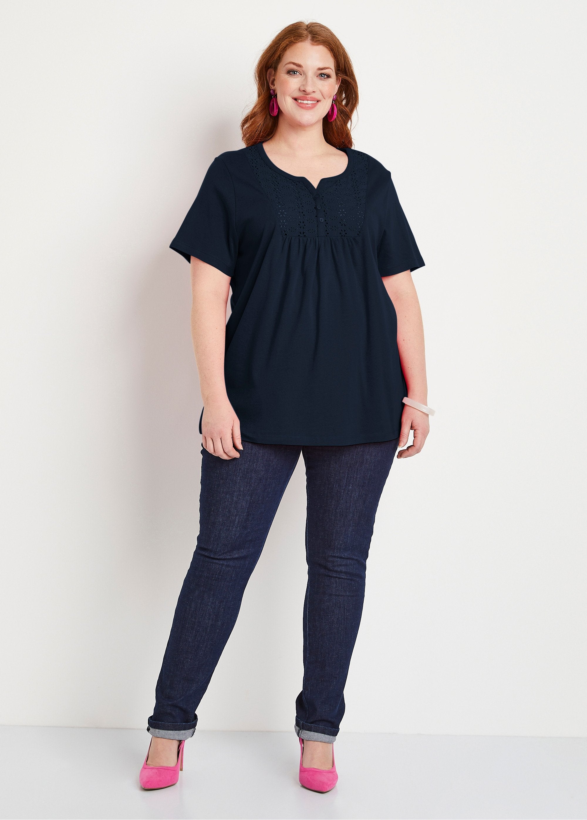 T-shirt_met_lange_knopen_en_broderie_anglaise_borduursel_Marien_SF1_curvy