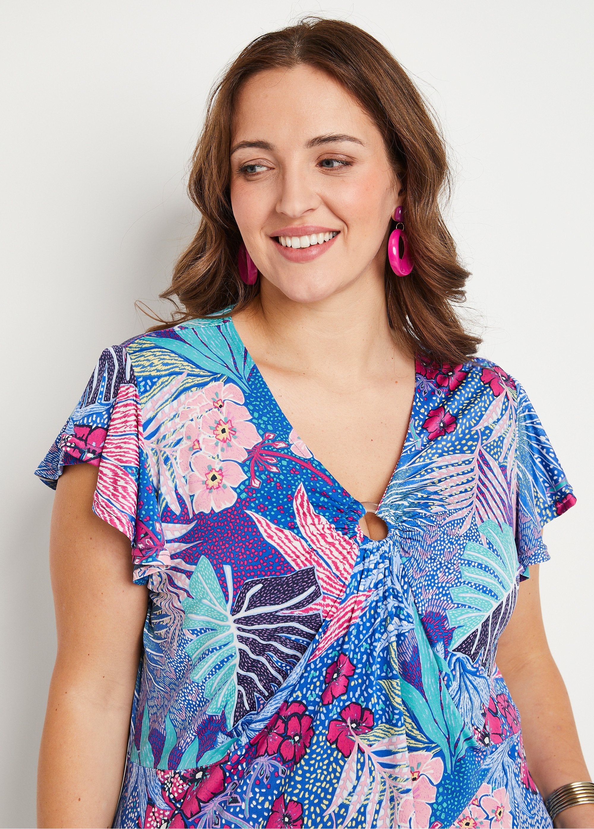 Lang_uitlopend_gedrapeerd_T-shirt_met_V-hals_Blauw_en_fuchsia_DE2_curvy