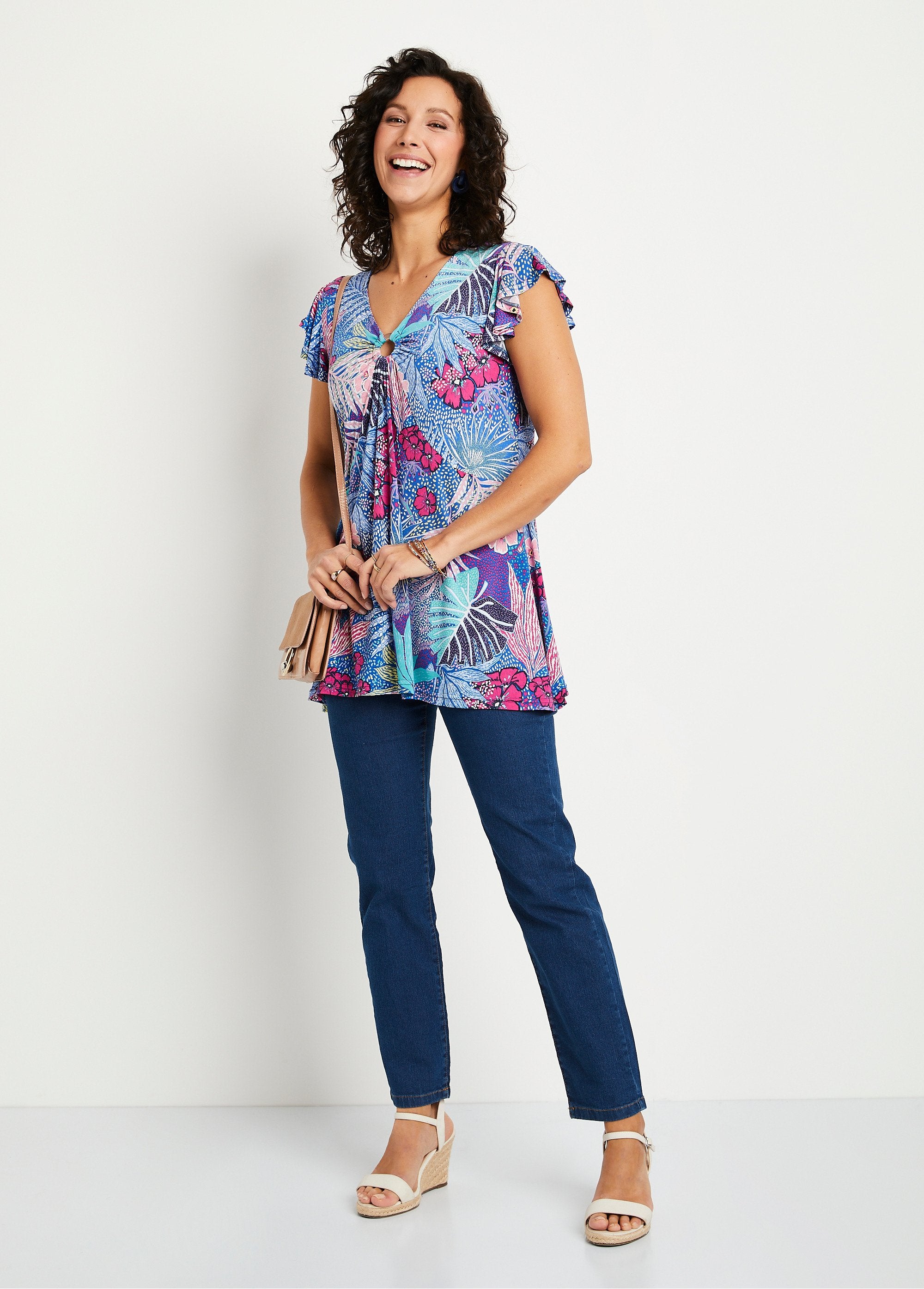 Lang_uitlopend_gedrapeerd_T-shirt_met_V-hals_Blauw_en_fuchsia_SF1_slim